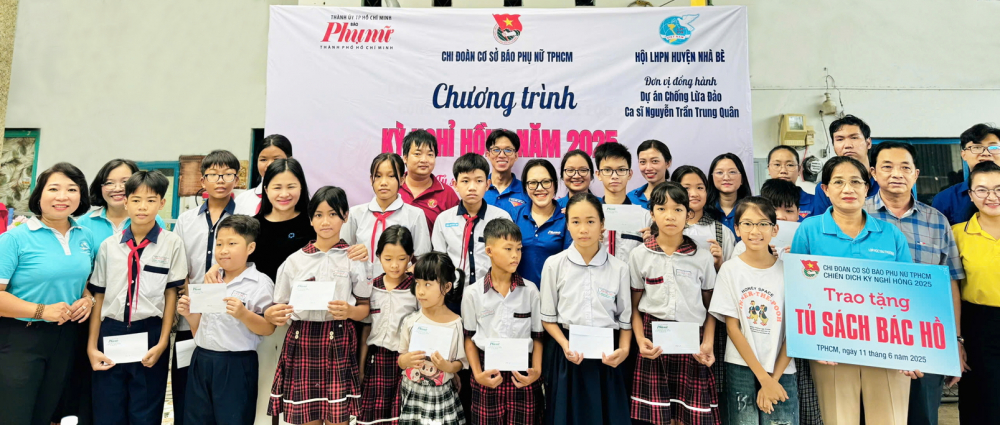 Giúp trẻ biết tự bảo vệ mình trên không gian mạng Các đại biểu và đoàn viên Chi đoàn cơ sở Báo Phụ nữ TPHCM chụp ảnh lưu niệm cùng các em học sinh được nhận học bổng - ẢNH: THÀNH LÂM
