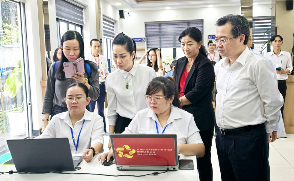TPHCM “chạy thử” thành công mô hình chính quyền 2 cấp Phó bí thư thường trực Thành ủy TPHCM Nguyễn Thanh Nghị (bìa phải) dự buổi vận hành thử nghiệm mô hình chính quyền địa phương cấp xã tại trụ sở UBND phường Bình Thới mới - ẢNH: TRANG NGUYỄN