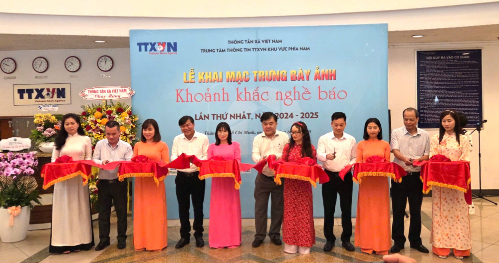 Trao giải cuộc thi ảnh “Khoảnh khắc nghề báo” Nghi thức cắt băng khai mạc trưng bày ảnh Khoảnh khắc nghề báo