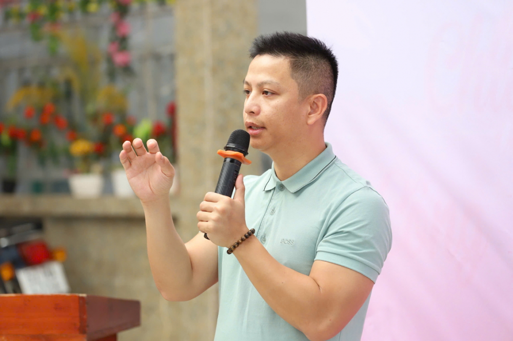 Giúp trẻ biết tự bảo vệ mình trên không gian mạng Chuyên gia an ninh mạng Ngô Minh Hiếu chia sẻ các kỹ năng an toàn trên không gian mạng cho các em học sinh ở xã Phước Lộc, huyện Nhà Bè, TPHCM - ẢNH: THÀNH LÂM
