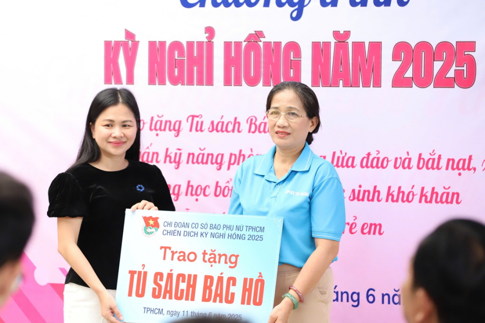 Giúp trẻ biết tự bảo vệ mình trên không gian mạng Bà Phạm Thị Vân Anh - Phó tổng biên tập Báo Phụ nữ TPHCM - trao Tủ sách Bác Hồ cho lớp học tình thương của bà Nguyễn Thị Lệ Anh - ẢNH: THÀNH LÂM