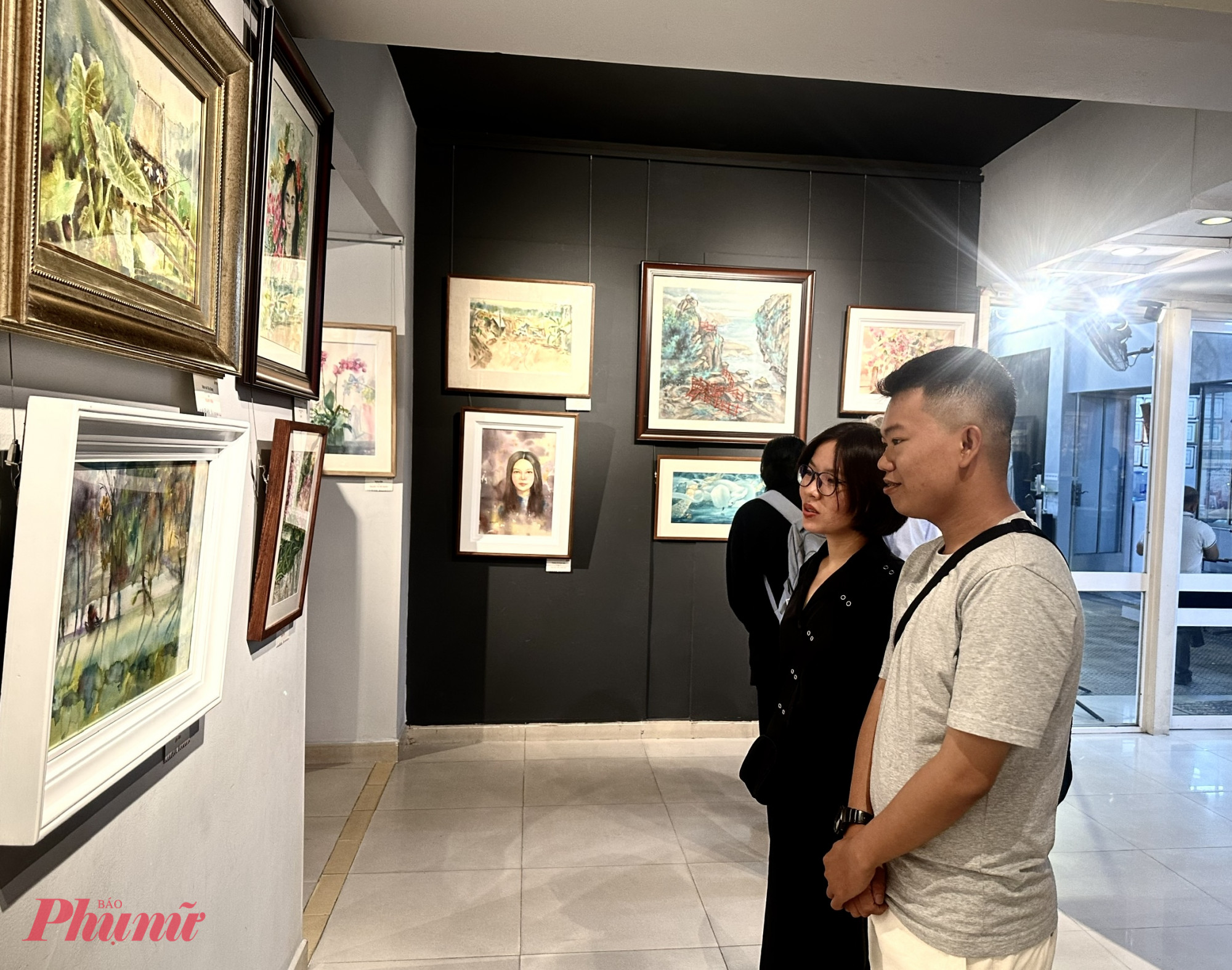 Nhiều tranh được sáng tác khổ lớn gây ấn tượng với người xem