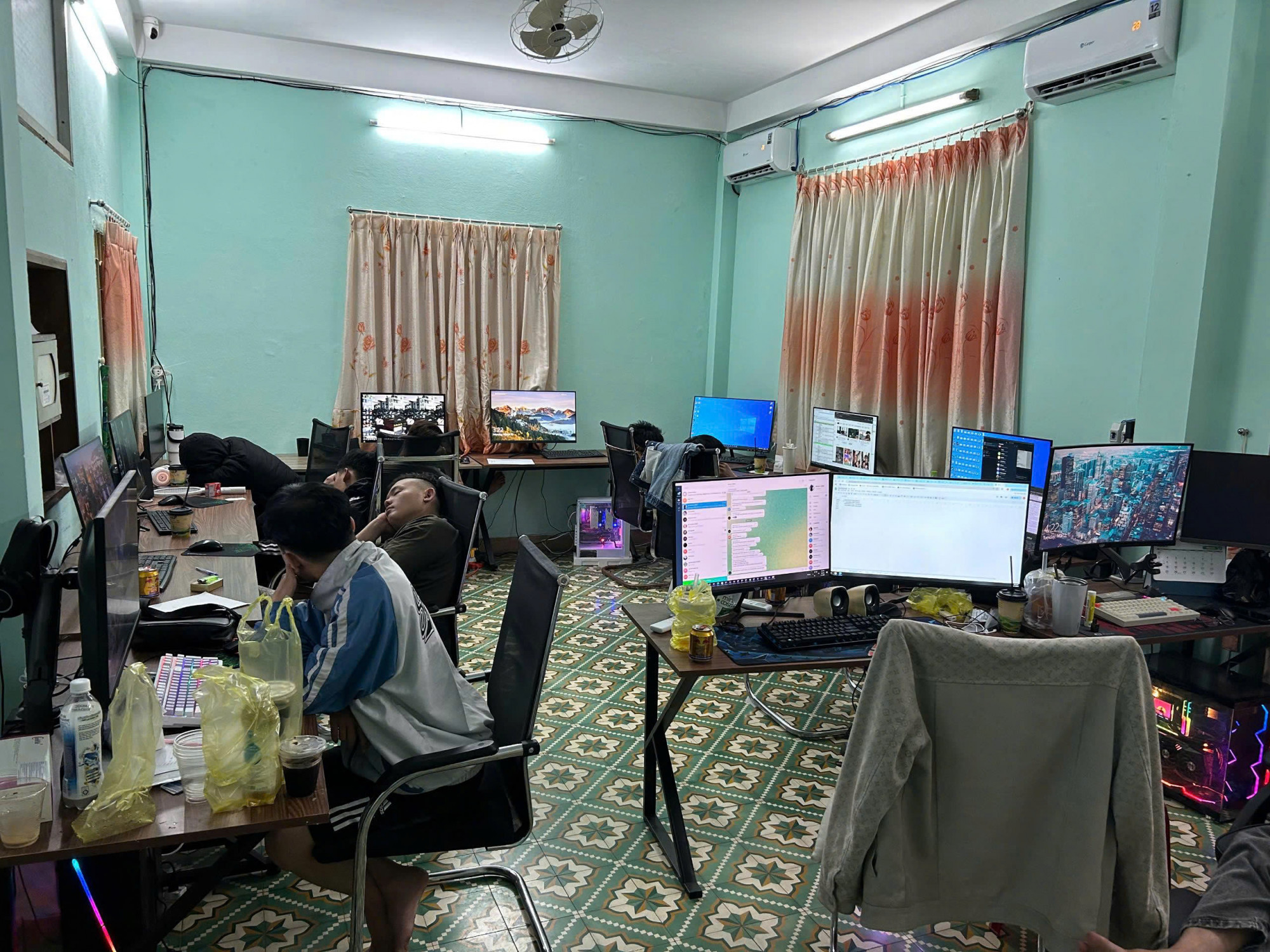 Địa điểm tổ chức hoạt động của băng nhóm tội phạm công nghệ thời điểm công an kiểm tra_Ảnh: Công an cung cấp.