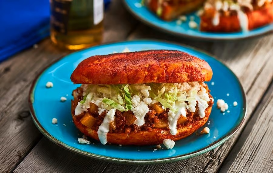 Bánh mì Việt Nam giữ vững bảng xếp hạng những món bánh kẹp ngon nhất thế giới Món bánh kẹp Pambazo của Mexico được cho là lấy hình mẫu từ một ngọn núi lửa - Ảnh: Pinterest