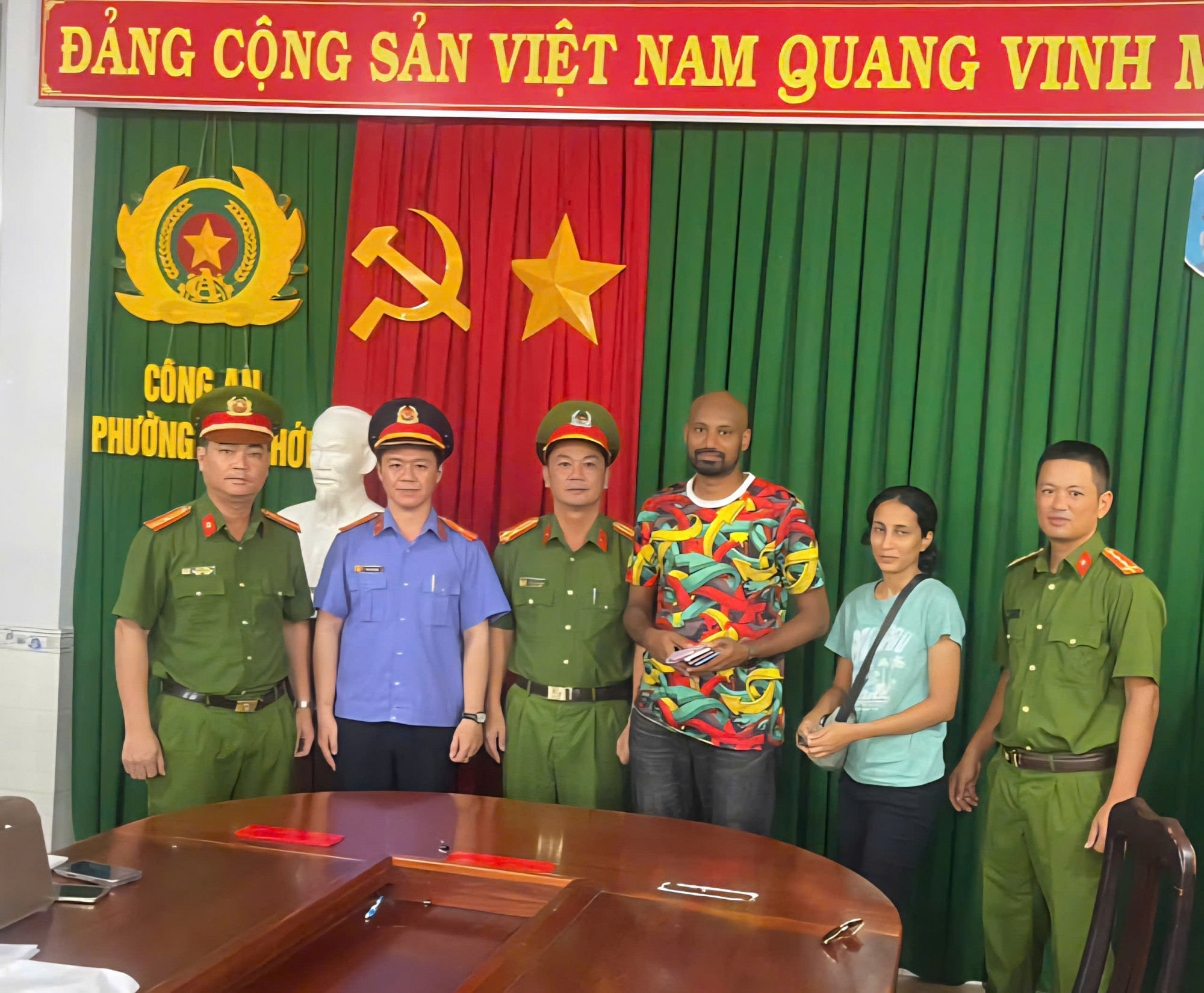 Công an Kiên Giang trả lại tài sản cho du khách nước ngoài bị đánh cắp - Ảnh CACC