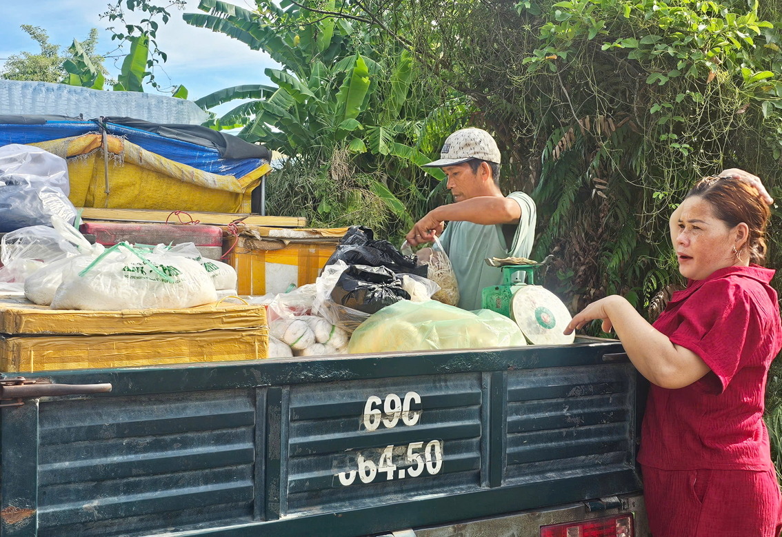 Nghề buôn bán dạo giúp nhiều gia đình ở miền Tây có thu nhập và cuộc sống ổn định