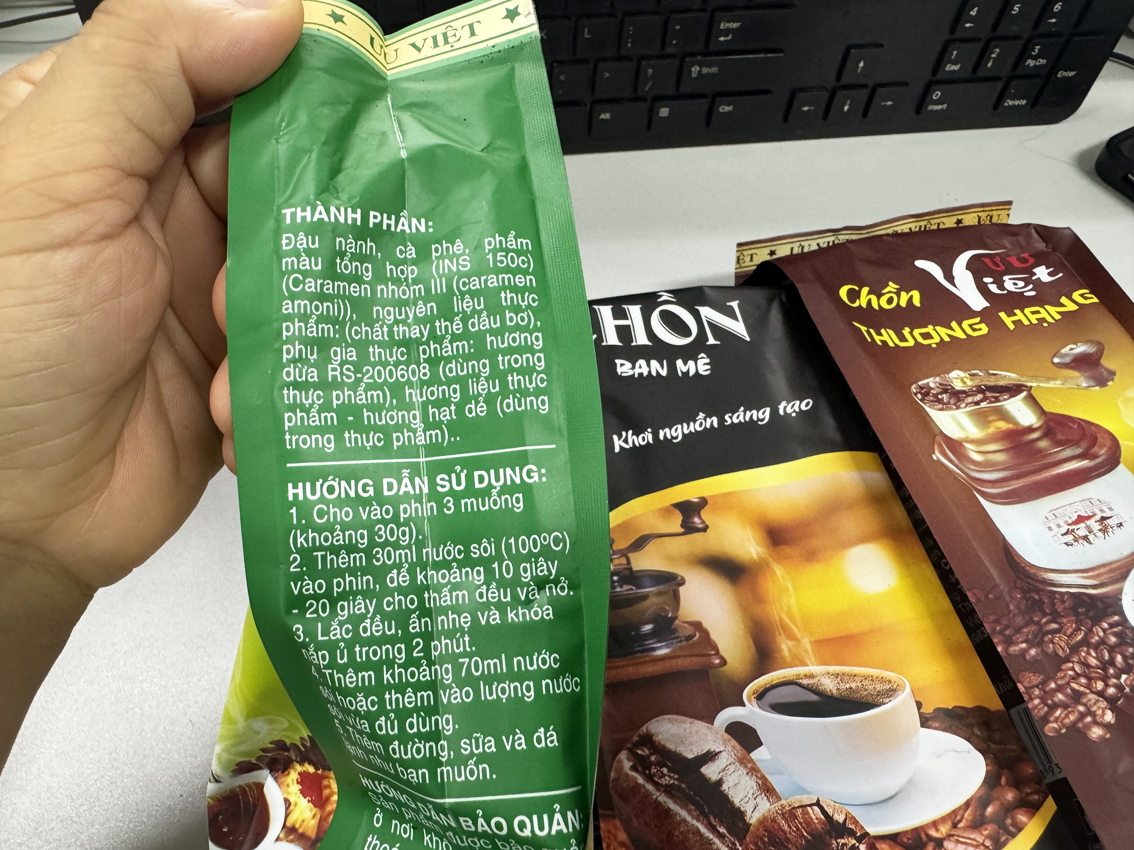 Cà phê giá rẻ có thể không làm từ cà phê Trong thành phần gói “cà phê chồn” giá 65.000 đồng/1,5kg, có rất nhiều phụ gia nhưng không rõ tỉ lệ, hàm lượng
