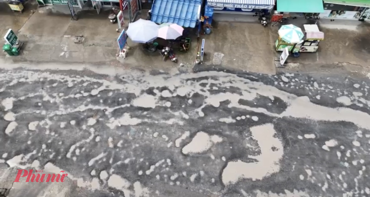 Sau mỗi trận mưa, tuyến đường Lò Lu lại xuất hiện chi chít ổ gà, hố sâu khiến người dân lo sợ tai nạn - Ảnh: Thanh Tâm