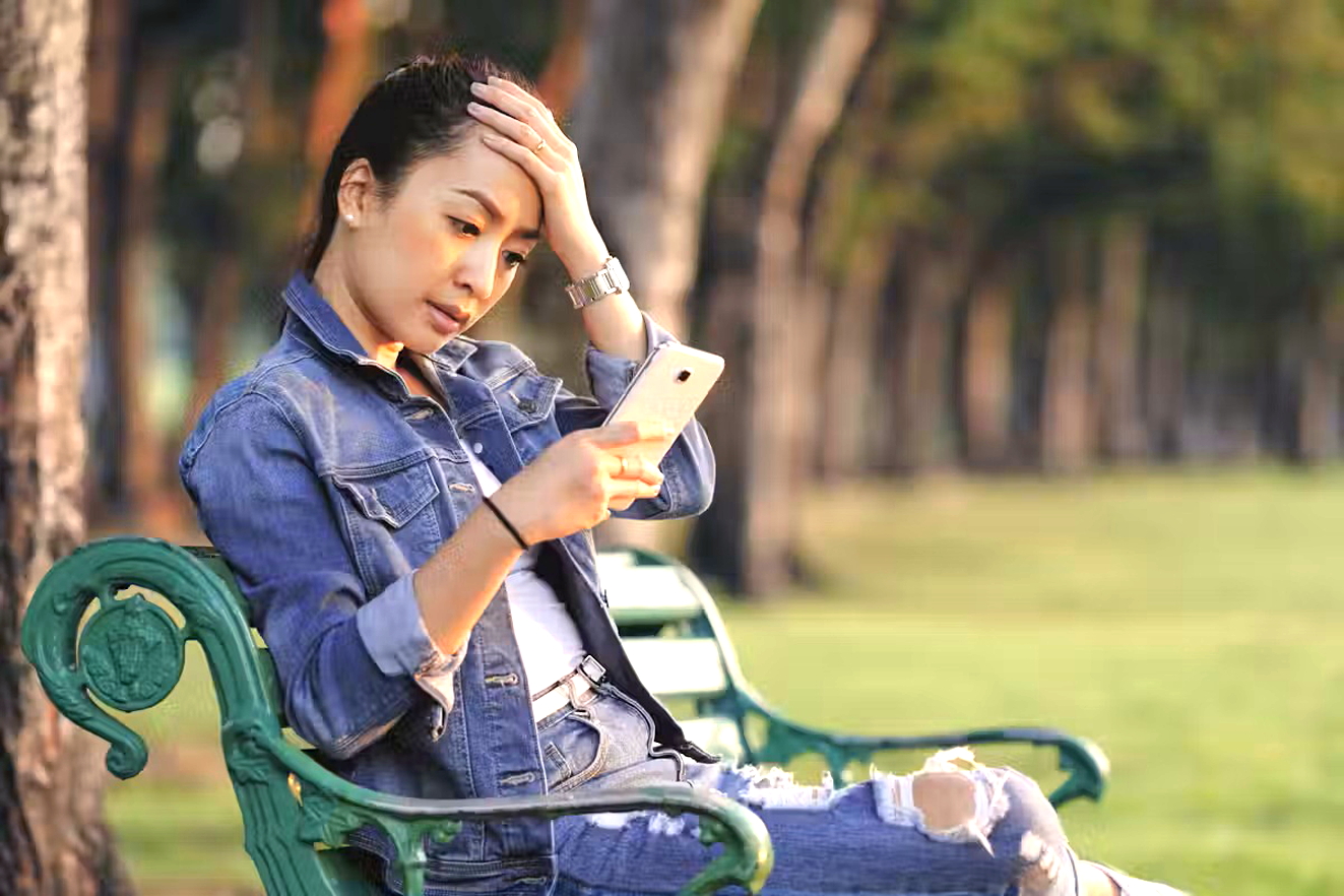 Dưới vỏ bọc ẩn danh, những kẻ bắt nạt trên mạng xã hội có thể khiến nạn nhân đau khổ và bất lực  - ẢNH MINH HỌA: EAK TEMWANICH (Shutterstock)