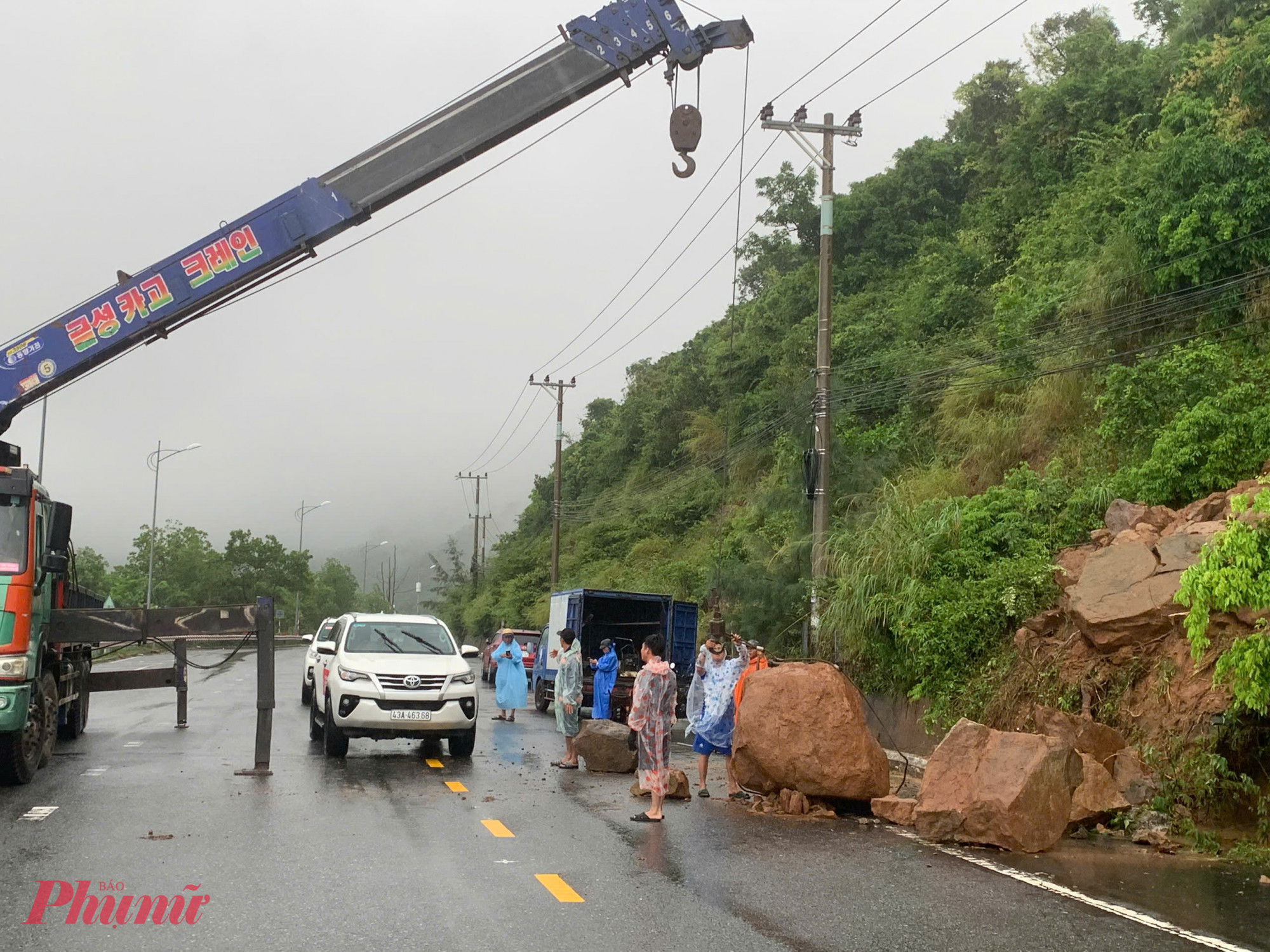 Cơ quan chức năng huy động lực lượng và phương tiện thu dọn đất đá bị sạt lở