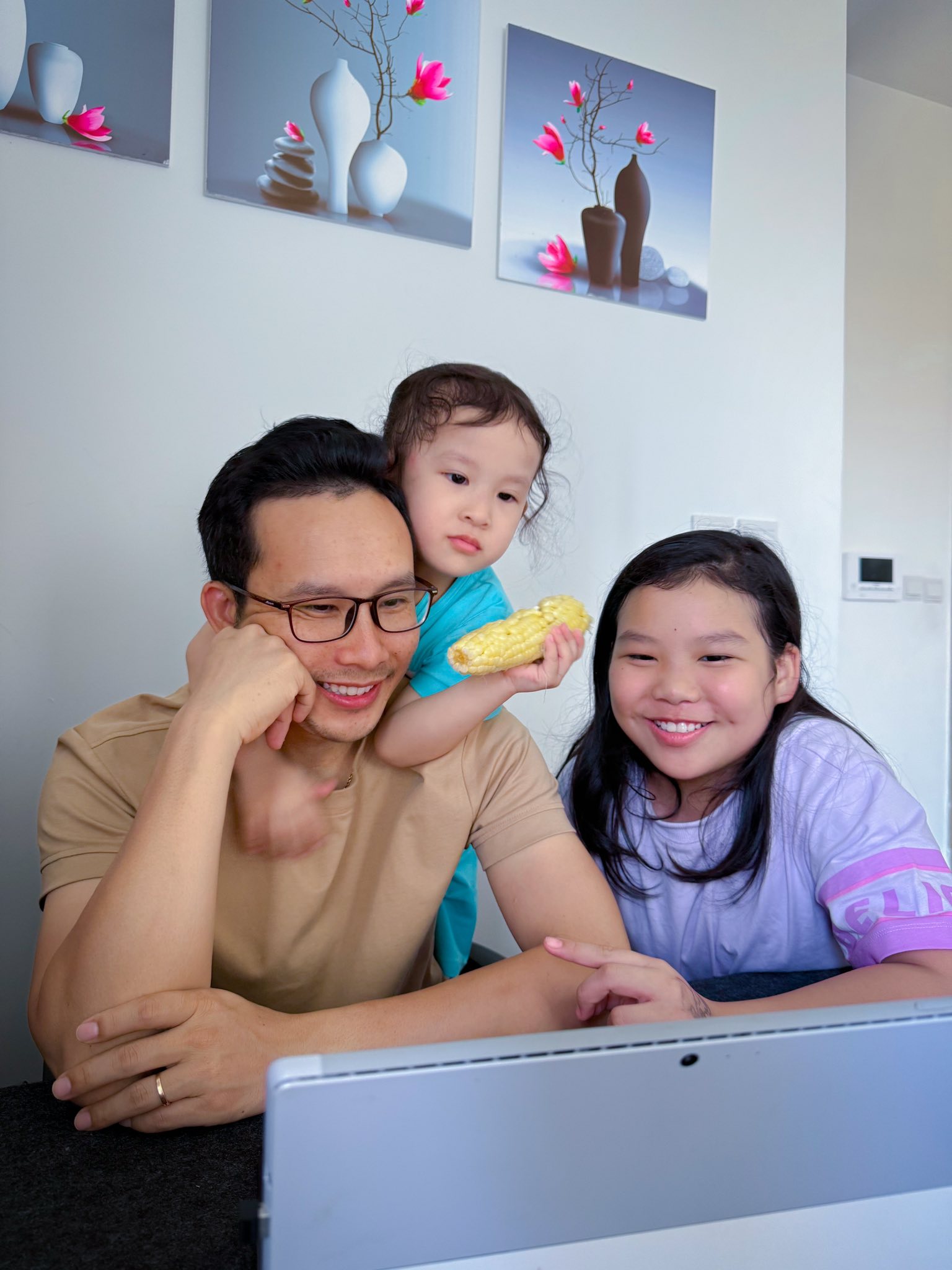 Dành thời gian cho vợ con là danh mục đầu tư "sinh lời" nhiều nhất Ba bố con anh Hưng thích thú khi cùng nhau xem 1 bộ phim hay. Ảnh nhân vật cung cấp