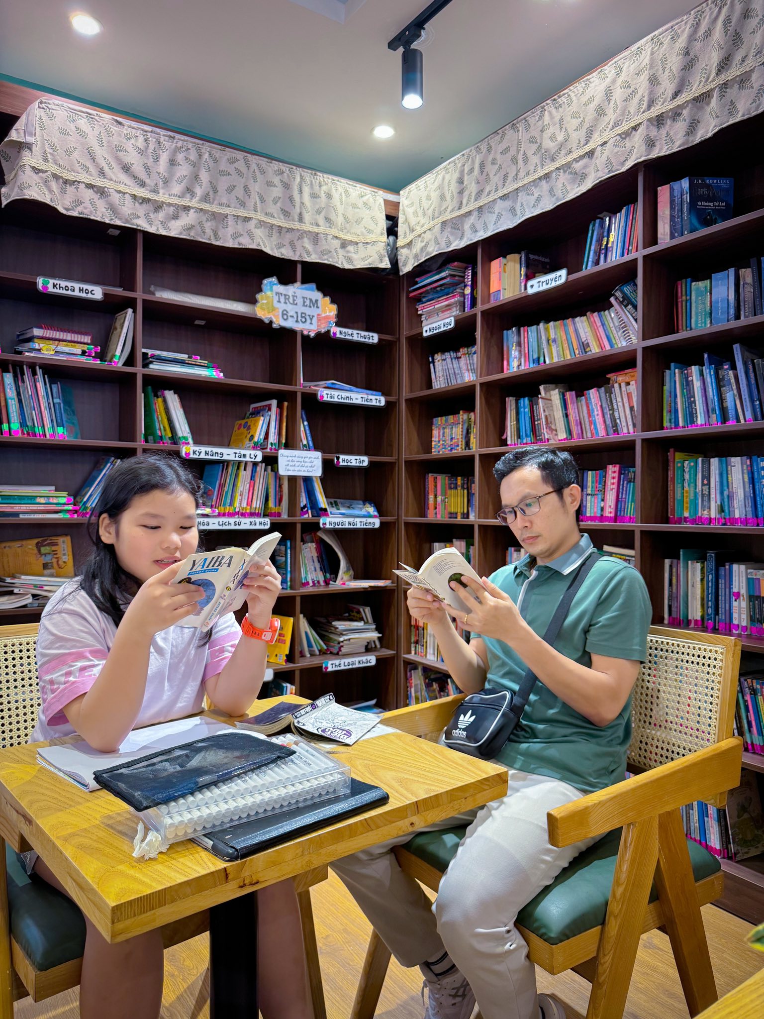 Dành thời gian cho vợ con là danh mục đầu tư "sinh lời" nhiều nhất Bố và con gái cùng chung nhiều sở thích như xem phim, đọc sách. Ảnh nhân vật cung cấp