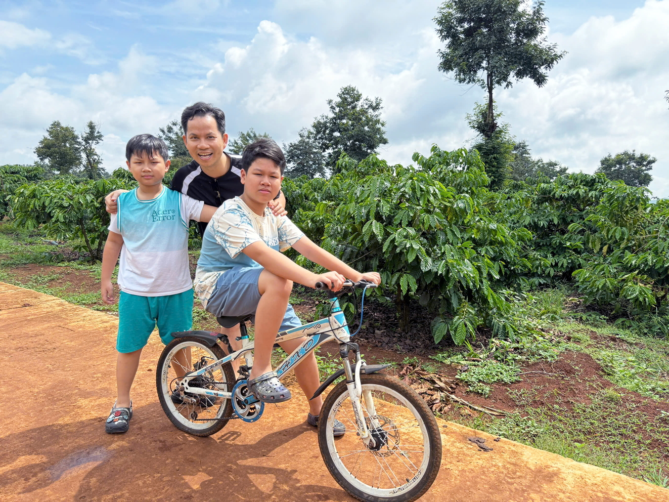Làm bạn cùng cha Tiến sĩ Bùi Hồng Quân và 2 con tận hưởng kỳ nghỉ đầy nắng gió ở quê ngoại Gia Lai - Ảnh do nhân vật cung cấp