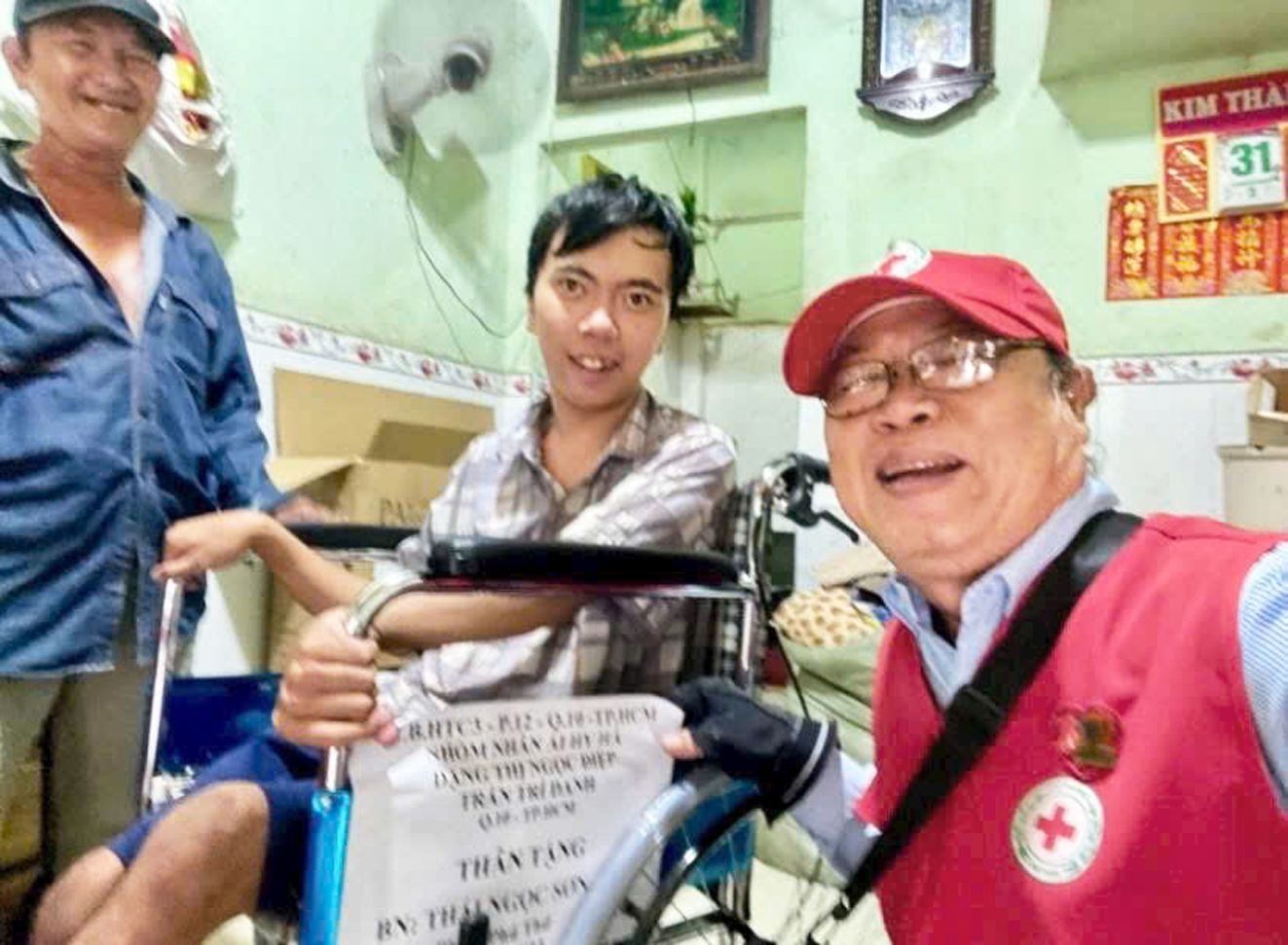 Ông Lê Bằng Yên  và niềm vui tặng xe lăn  cho bệnh nhân nghèo  - Ảnh do nhân vật  cung cấp