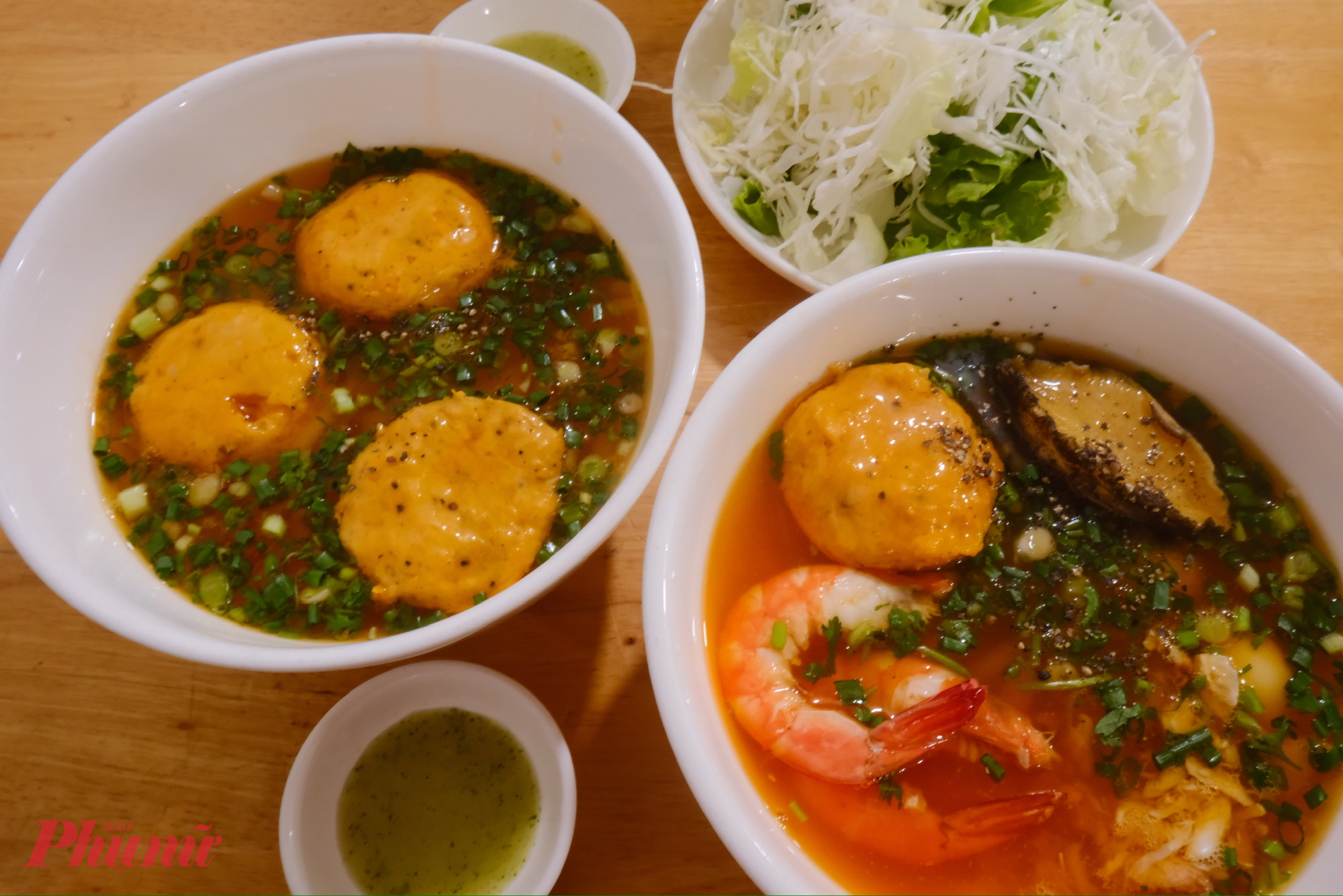 Nằm trên cung đường Đại lộ Đồng Khởi, phường Phú Khương là một quán bánh canh ghẹ Cà Mau lâu năm và được rất nhiều người dân xung quanh yêu thích. Một tô bánh canh ghẹ hoặc bánh canh chả cá sẽ là lựa chọn tuyệt vời để bạn bắt đầu một ngày mới, ngoài ra quán còn có nhiều loại hải sản mà tươi ngon mà bạn có thể ăn kèm như cua, bào ngư, tôm hùm...
