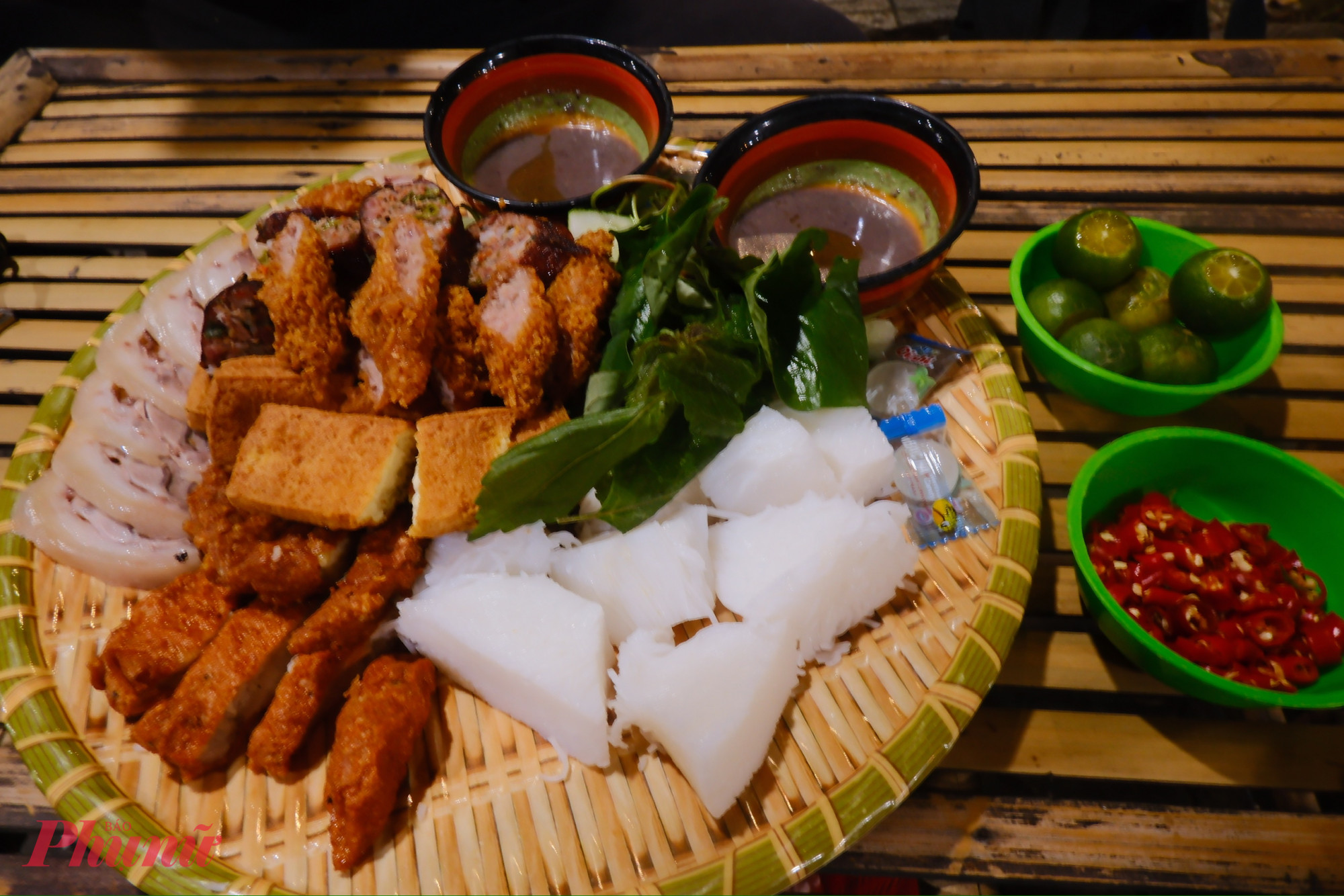 Vào buổi trưa, một trong những món ăn thú vị bạn nên thử tại Bến Tre chính là món bún đậu nắm tôm tại quán Thiên Phát (đường Nguyễn Văn Nguyễn, Mỹ Thạnh An, Bến Tre), Bún Đậu Thiên Phát là điểm đến không thể bỏ qua cho những tín đồ yêu thích bún đậu mắm tôm với hương vị đặc biệt. Sau nhiều năm hoạt động, quán đã xây dựng được danh tiếng vững chắc về chất lượng món ăn và hương vị thơm ngon.   Điểm nổi bật của quán là cách chế biến các thành phần của bún đậu. Đậu được chiên giòn bên ngoài và mềm mịn bên trong, mang đến sự kết hợp hoàn hảo giữa vị giòn và vị mềm. Dồi, thịt, và chả cốm cũng được chế biến rất ngon, đảm bảo tươi ngon và hấp dẫn. Đặc biệt, mắm tôm tại Bún Đậu Thiên Phát là điểm nhấn quan trọng, với hương vị đậm đà và hòa quyện tuyệt vời với các món ăn.    Quán hiện đang cung cấp nhiều loại combo bún đậu để bạn lựa chọn: bún đậu nhỏ cho 1 người: 40K, bún đậu lớn cho 2 người: 55K, bún đậu thập cẩm: 75K, và bún đậu đặc biệt: 120K. 