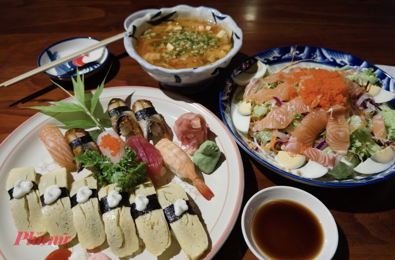 Nếu bạn là một tín đồ của các món hải sản đặc biệt là sushi hay sashimi thì Ikura Sushi là địa điểm không thể bỏ qua. trên đường Đồng Văn Cống, phường 6, TP. Bến Tre là điểm đến lý tưởng cho tín đồ ẩm thực Nhật với thực đơn đa dạng, hấp dẫn. Quán nổi bật với các món sushi, sashimi tươi ngon, trình bày đẹp mắt nhưng giá cả lại rất phải chăng, phù hợp với cả học sinh, sinh viên. Không gian quán sạch sẽ, ấm cúng cùng phong cách phục vụ thân thiện khiến thực khách luôn cảm thấy hài lòng. Ikura Sushi chính là nơi bạn có thể ăn ngon mà không lo đau ví. 