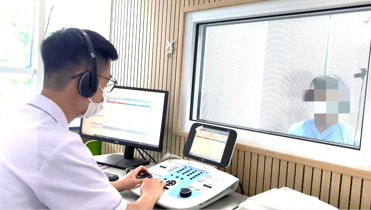 Nam bệnh nhân điếc đột ngột sau tắm đêm bằng nước lạnh