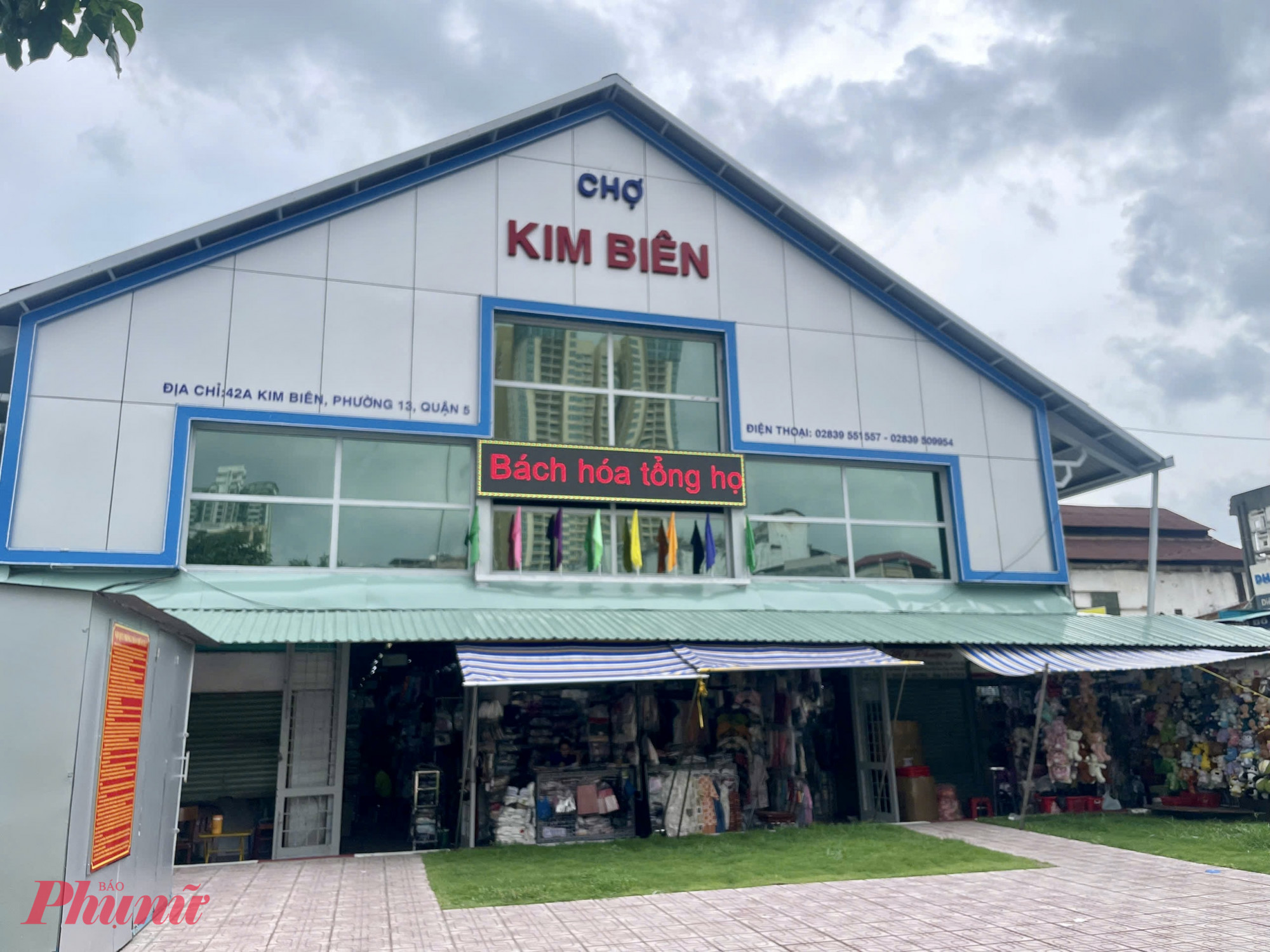 TPHCM đẩy mạnh kiểm tra hóa chất tại chợ Kim Biên, xử phạt hàng loạt vi phạm nhằm ngăn chặn rủi ro từ hoạt động kinh doanh lỏng lẻo - Ảnh: Thanh Tâm
