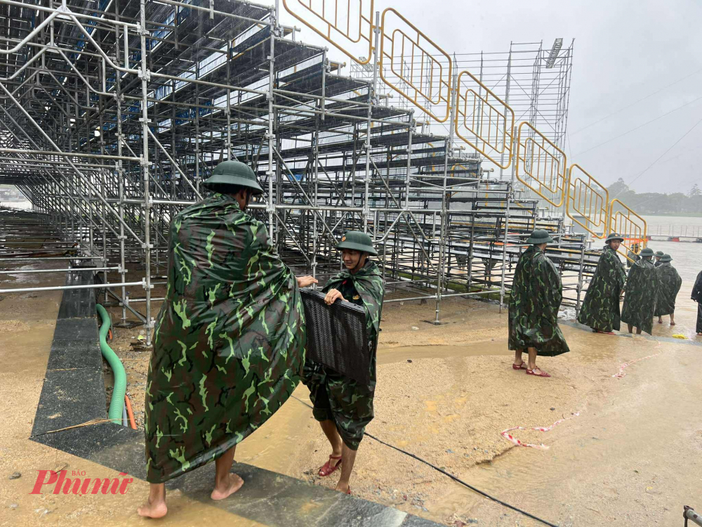 Chiều 12/6, trước thềm đêm chung kết Hoa hậu Việt Nam năm 2024, mưa lớn đã khiến mực nước sông Hương dâng lên, gần chạm đến sân khấu. 