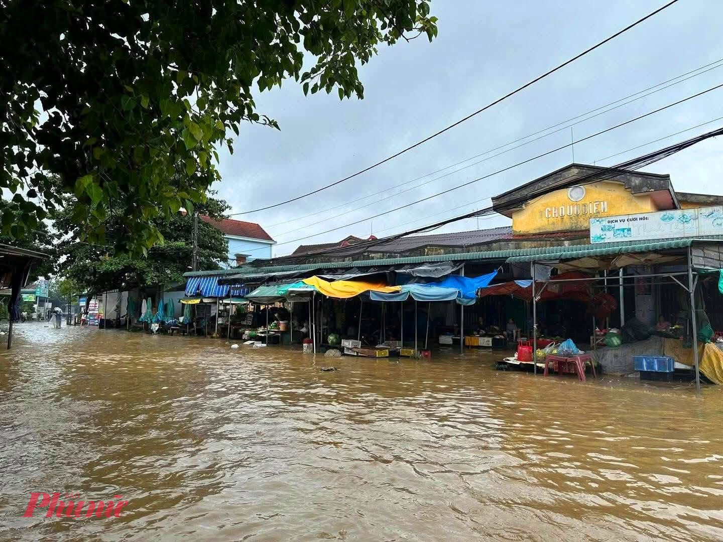 Nước lũ đang lên nhanh, các địa phương tất bật giúp dân ứng phó Nước lũ sông Ô Lâu tràn bờ đoạn chảy qua các xã Phong Hòa, Phong Chương