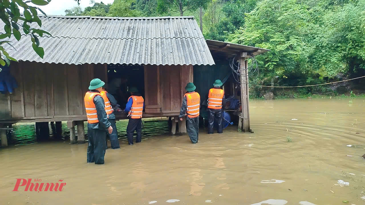 Nước lũ đang lên nhanh, các địa phương tất bật giúp dân ứng phó Bộ đội biên phòng Quảng Bình giúp dân bản bản Mít Cát, xã Kim Thủy, huyện Lệ Thủy