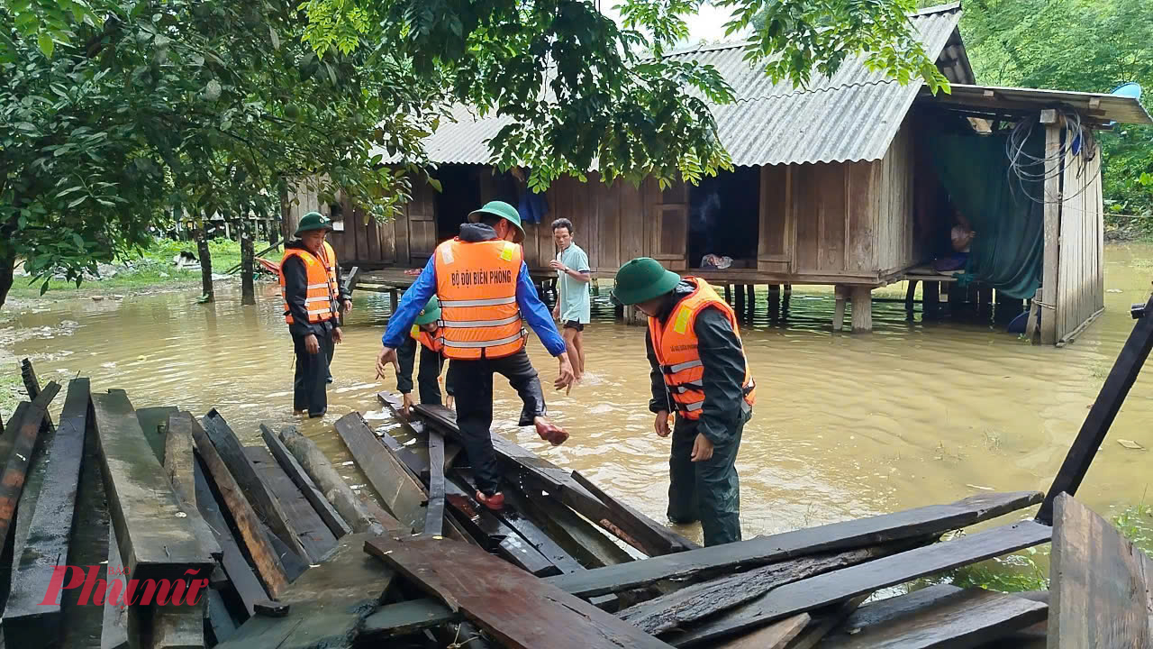 Nước lũ đang lên nhanh, các địa phương tất bật giúp dân ứng phó Bộ đội biên phòng Quảng Bình giúp dân bản Mít Cát, xã Kim Thủy, huyện Lệ Thủy