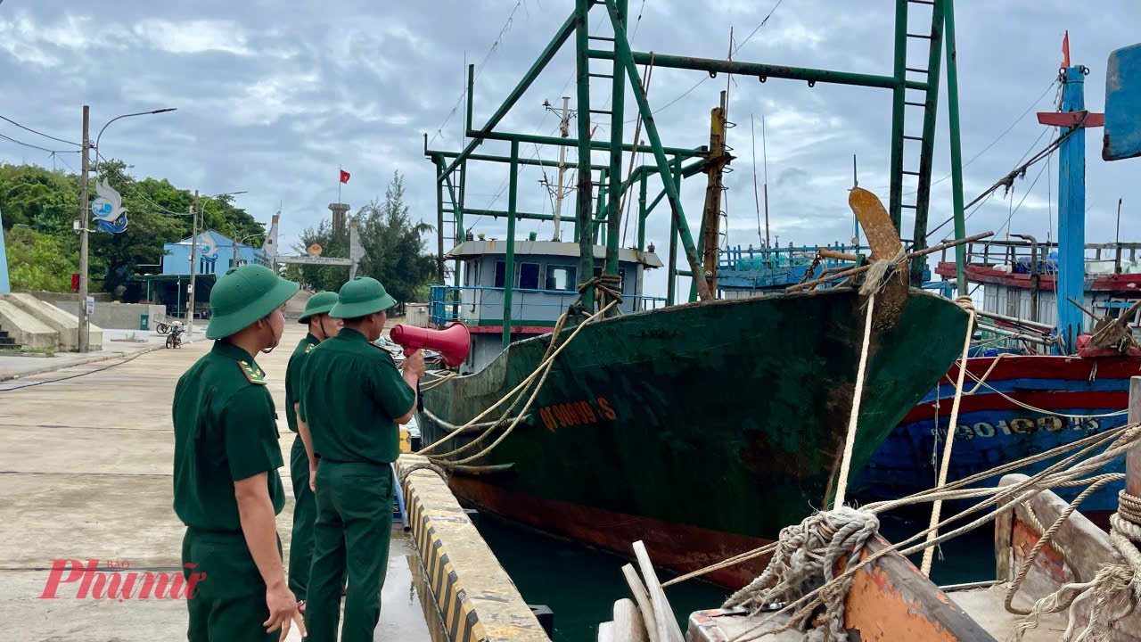 Nước lũ đang lên nhanh, các địa phương tất bật giúp dân ứng phó Đồn Biên phòng Cồn Cỏ kêu gọi tàu thuyền váo neo đậu tránh bão số 1
