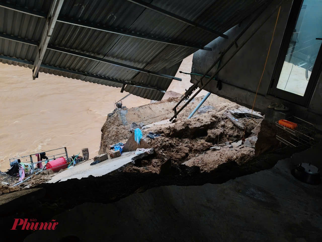 Nước lũ đang lên nhanh, các địa phương tất bật giúp dân ứng phó Nhà ông Võ Văn Cường mới làm, có kè xây sát bờ suối, do nước chảy xiết nay đã bị sập