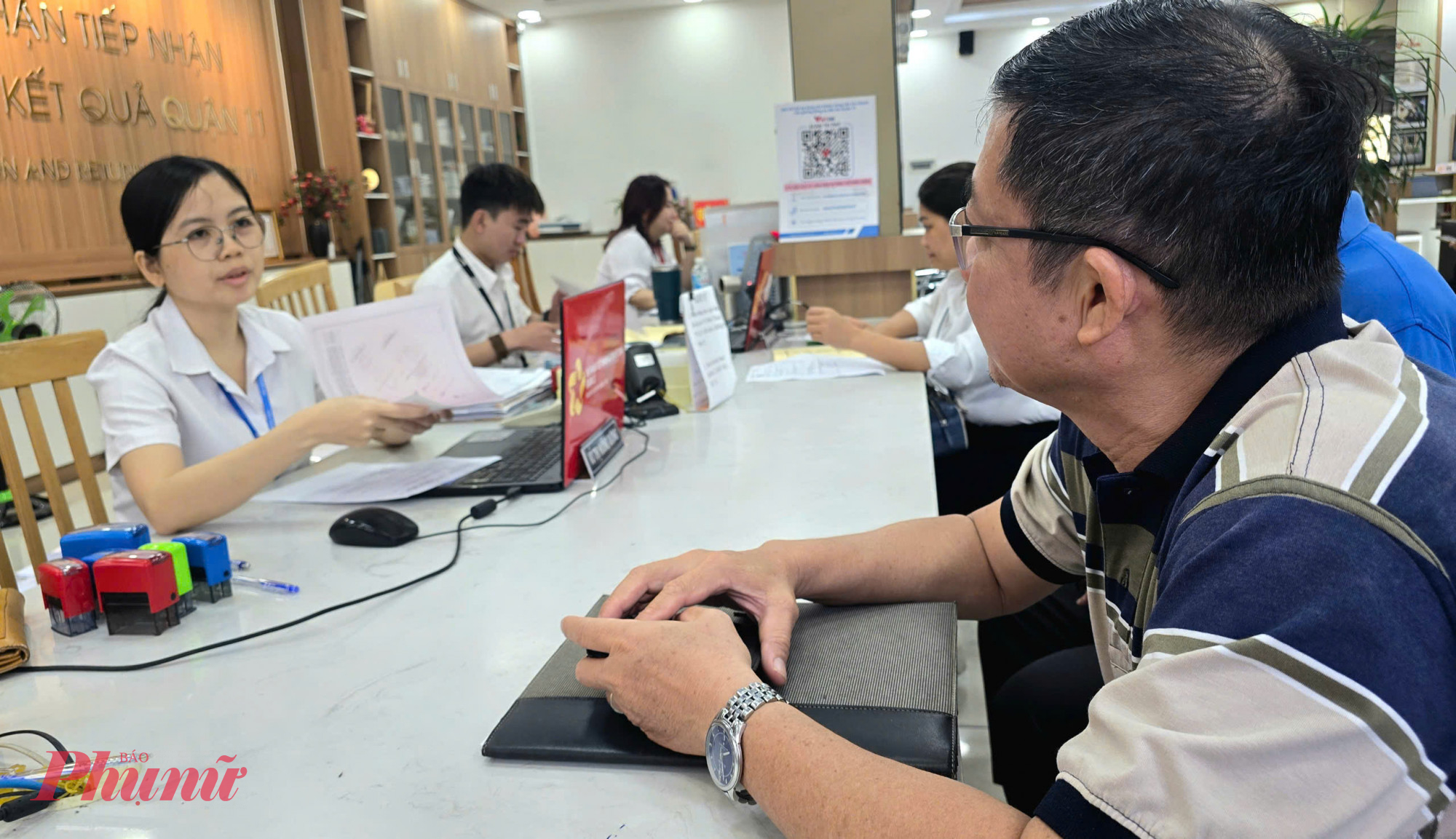 Người dân cho biết rất hài lòng khi đến thực hiện các thủ tục hành chính ngay buổi vận hành thử nghiệm tại trụ sở UBND phường Bình Thới. Mọi vận rất suôn sẻ
