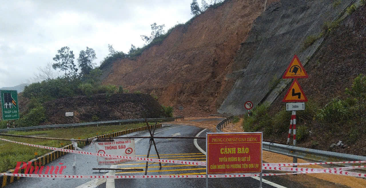 Nước lũ đang lên nhanh, các địa phương tất bật giúp dân ứng phó Quốc lộ 49 sạt lở taluy dương tại km76+200 với khối lượng khoảng 10 m3/1