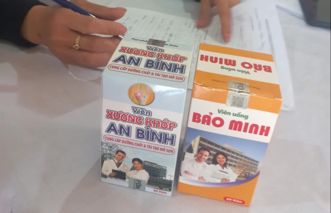 Các loại thực phẩm bảo vệ sức khỏe được bán cho người dân - Ảnh: Khánh Trung