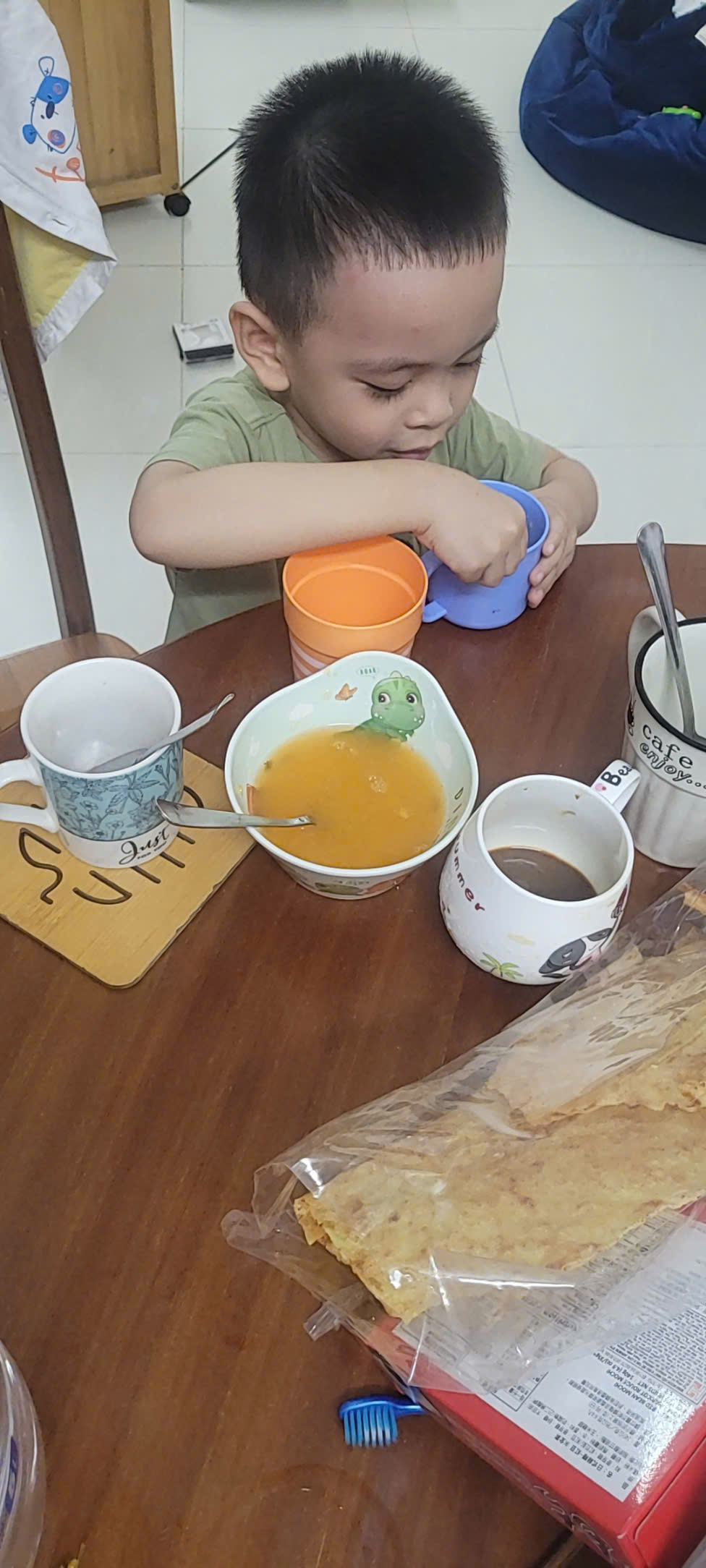 Bé út nhà chị Lê Thảo học nghề pha chế. Ảnh Lê  Thảo