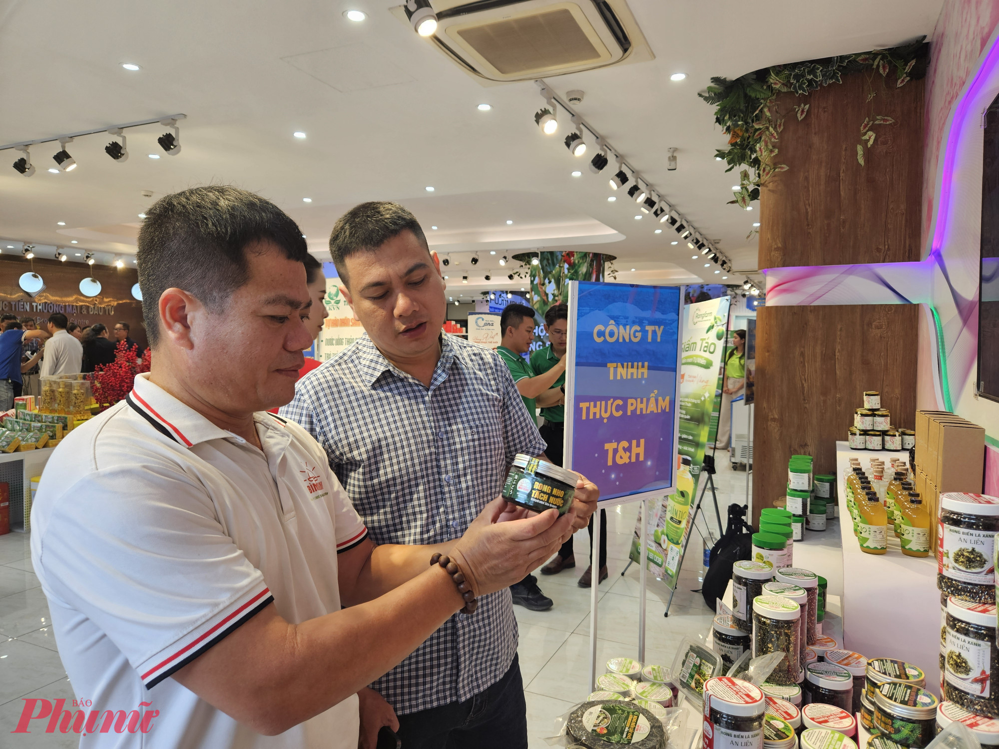 Ông Lê Quốc Nam giới thiệu sản phẩm