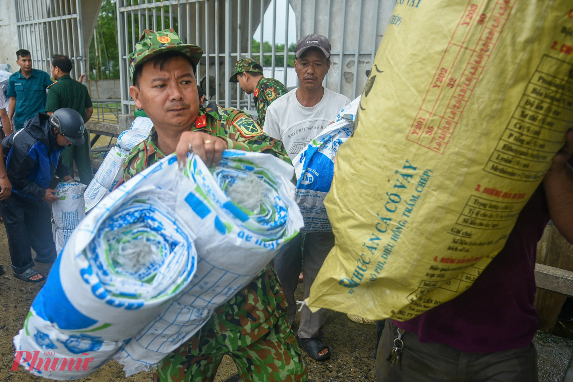 Trước tình huống khẩn cấp, Bộ CHQS thành phố đã khẩn trương tổ chức lực lượng triển khai đồng bộ các biện pháp tháo dỡ, trục vớt và di dời các lồng bè mắc kẹt, đảm bảo khơi thông dòng chảy, giảm tải áp lực lên thân đập và ngăn ngừa sự cố phát sinh.