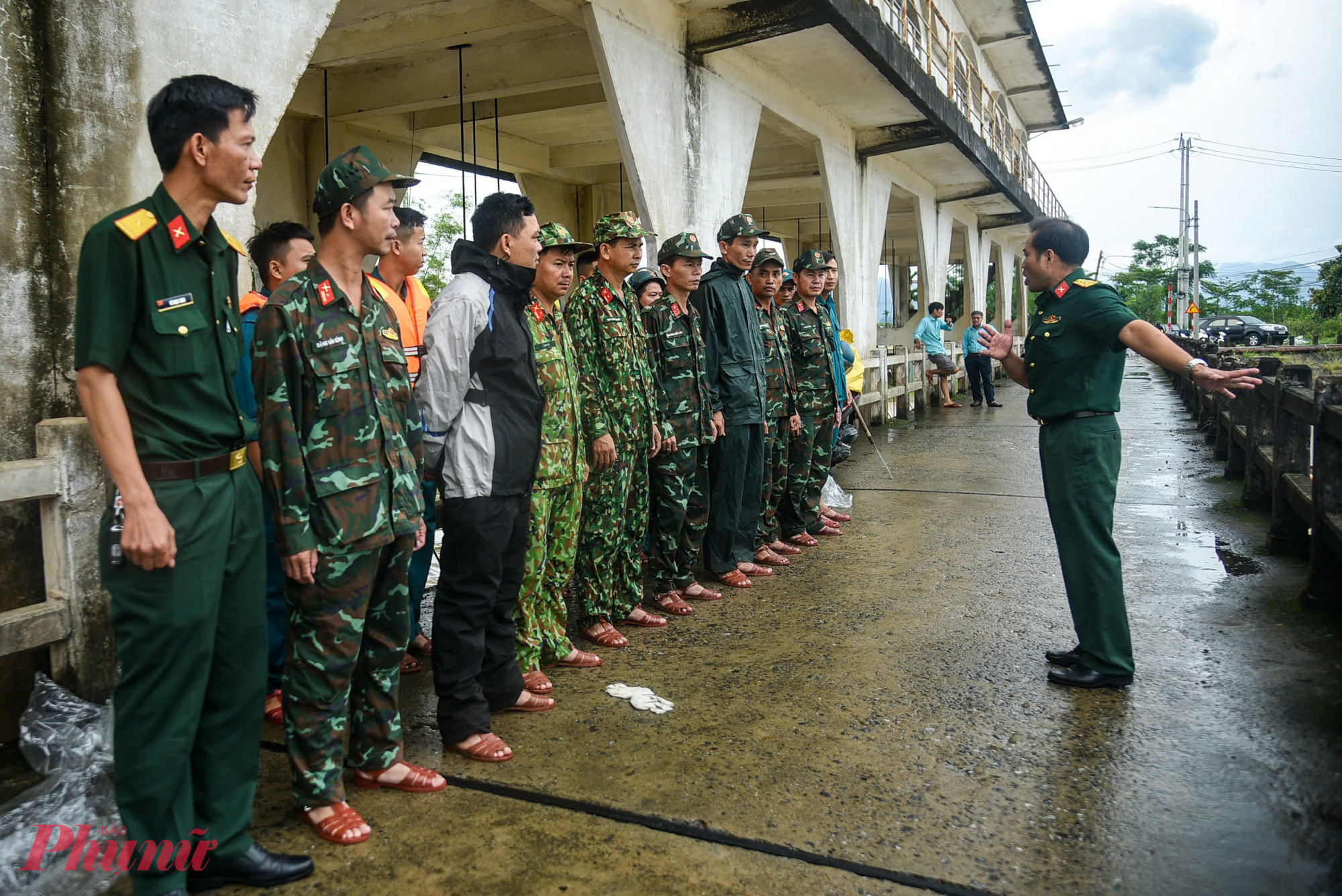 Ngày 13/6, Bộ Chỉ huy Quân sự (CHQS) TP Đà Nẵng đã huy động gần 180 cán bộ, chiến sĩ gồm bộ đội thường trực và lực lượng dân quân tự vệ triển khai công tác cứu hộ, trục vớt hàng chục lồng bè cá bị mắc kẹt tại khu vực đập An Trạch (xã Hòa Tiến, huyện Hòa Vang).