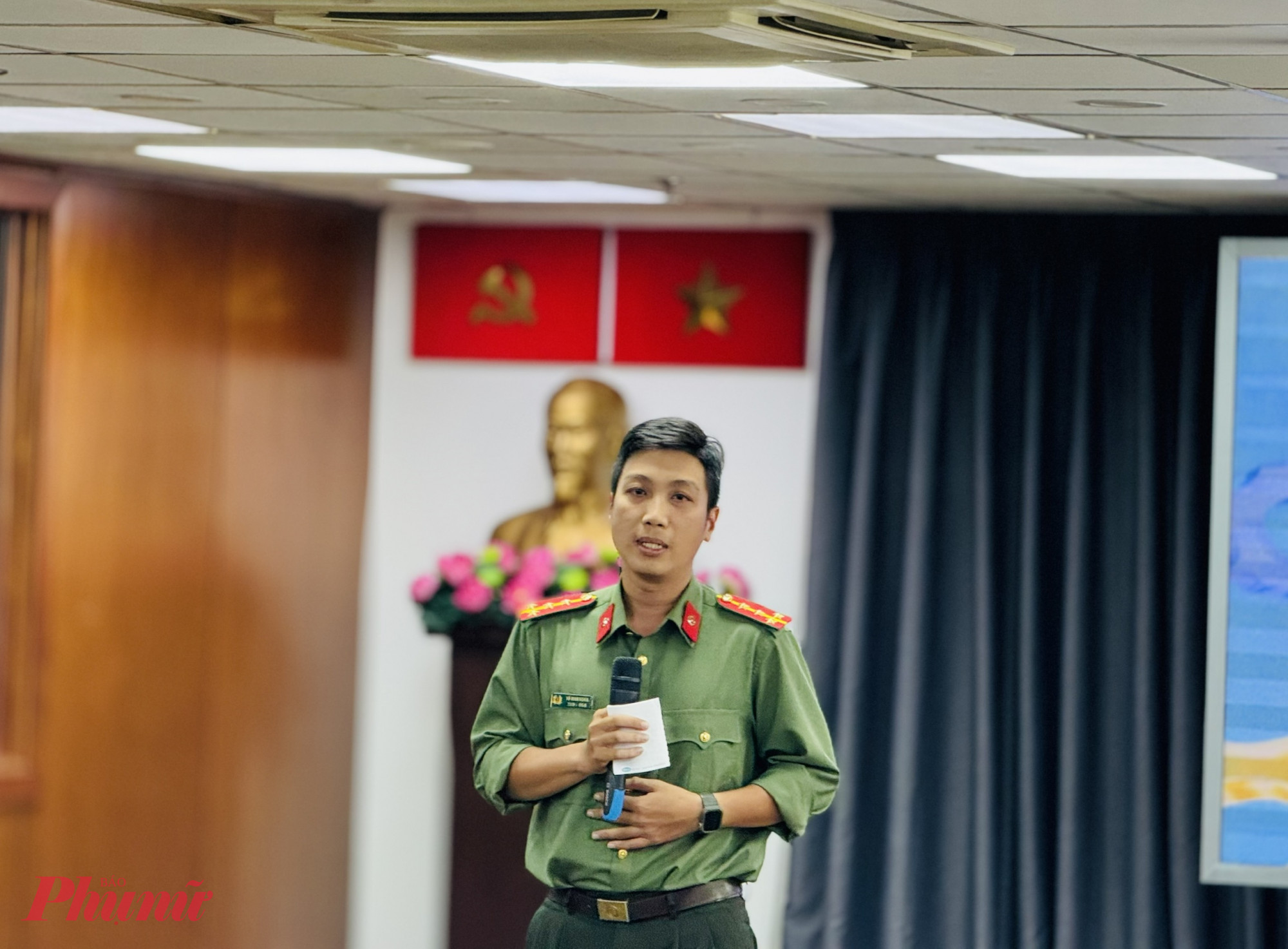 Đại uý Võ Minh Nghĩa chia sẻ nhiều thông tin, lời khuyên hữu ích tại chương trình