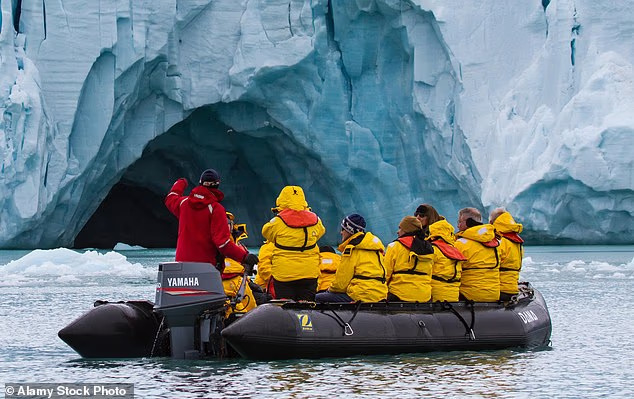 Một chiếc zodiac (thuyền hơi) đưa du khách khám phá sông băng ở Svalbard