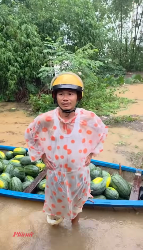Nông dân huyện Đại Lộc, Quảng Nam đau đớn khi mất trắng do mưa lũ nhấn chìm hoa màu