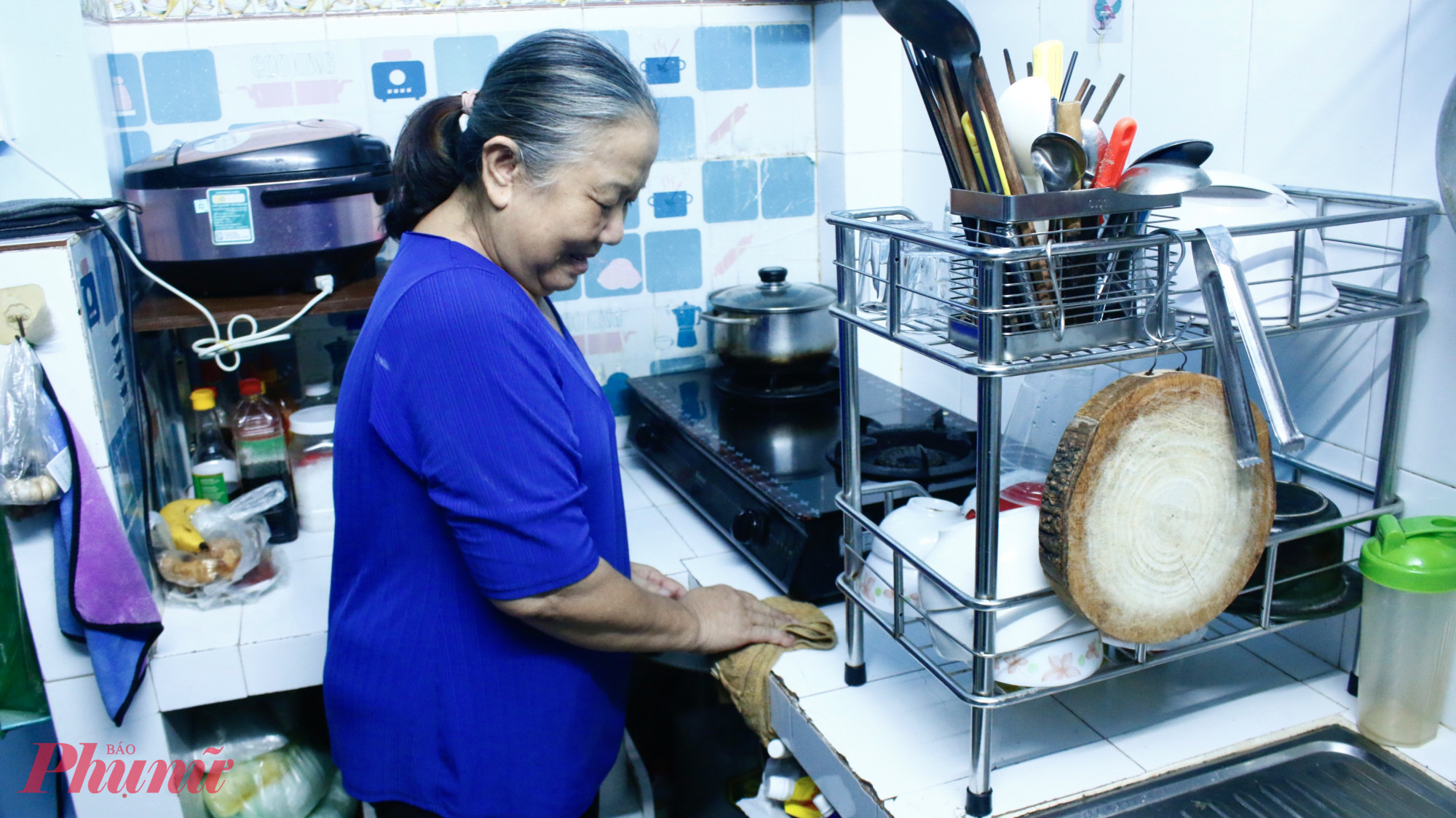 Bà Phan Thị Mỹ Dung vui mừng đón nhận ngôi nhà mới