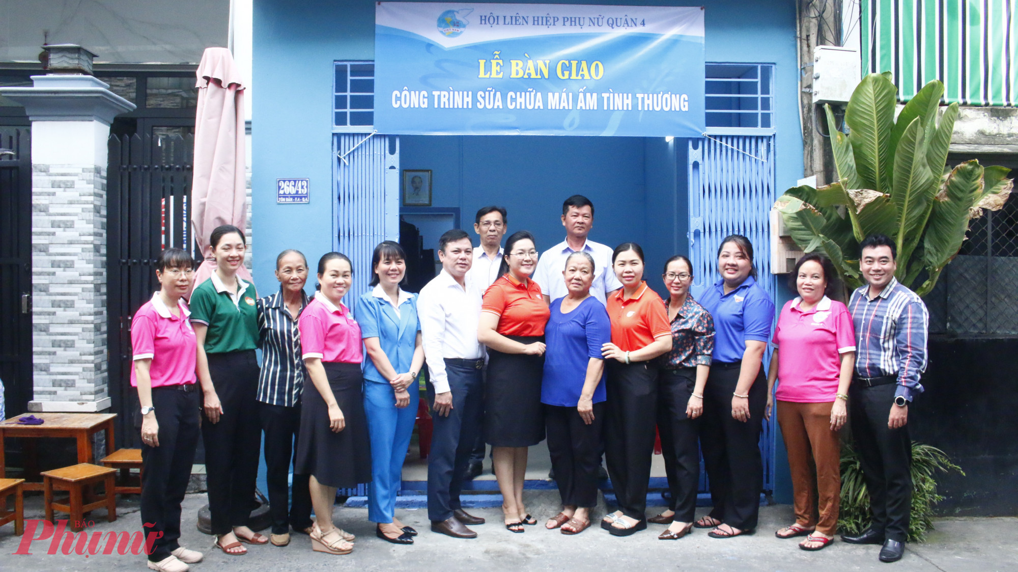 Lãnh đạo Đảng uỷ, UBND, Uỷ ban MTTQ Việt Nam, các ban ngành, đoàn thể quận, phường và khu phố đến chung vui với gia đình bà Dung