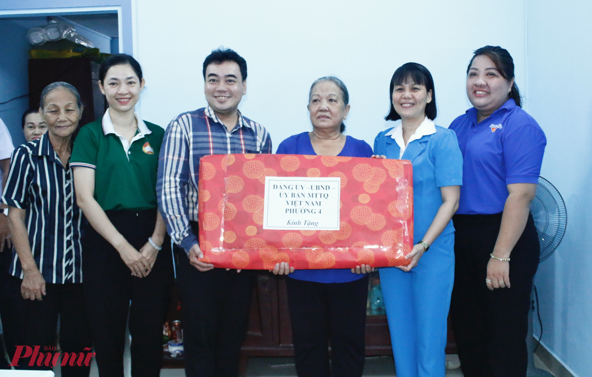 Lãnh đạo phường 4, quận 4 trao quà mừng nhà mới đến gia đình bà Dung