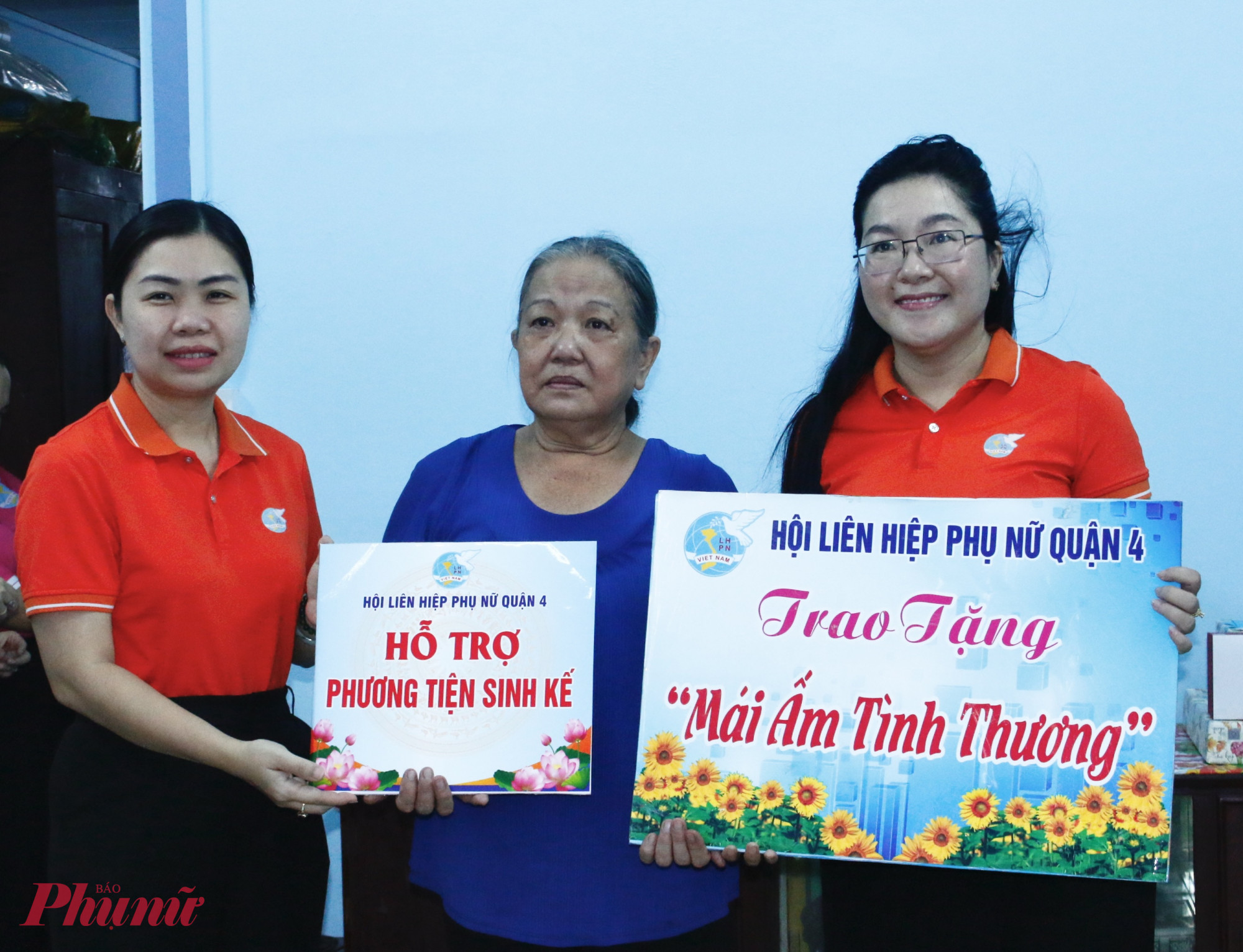 Lãnh đạo Hội LHPN quận 4 trao bảng tượng trưng “Mái ấm tình thương” và phương tiện sinh kế năm 2025 đến bà Dung
