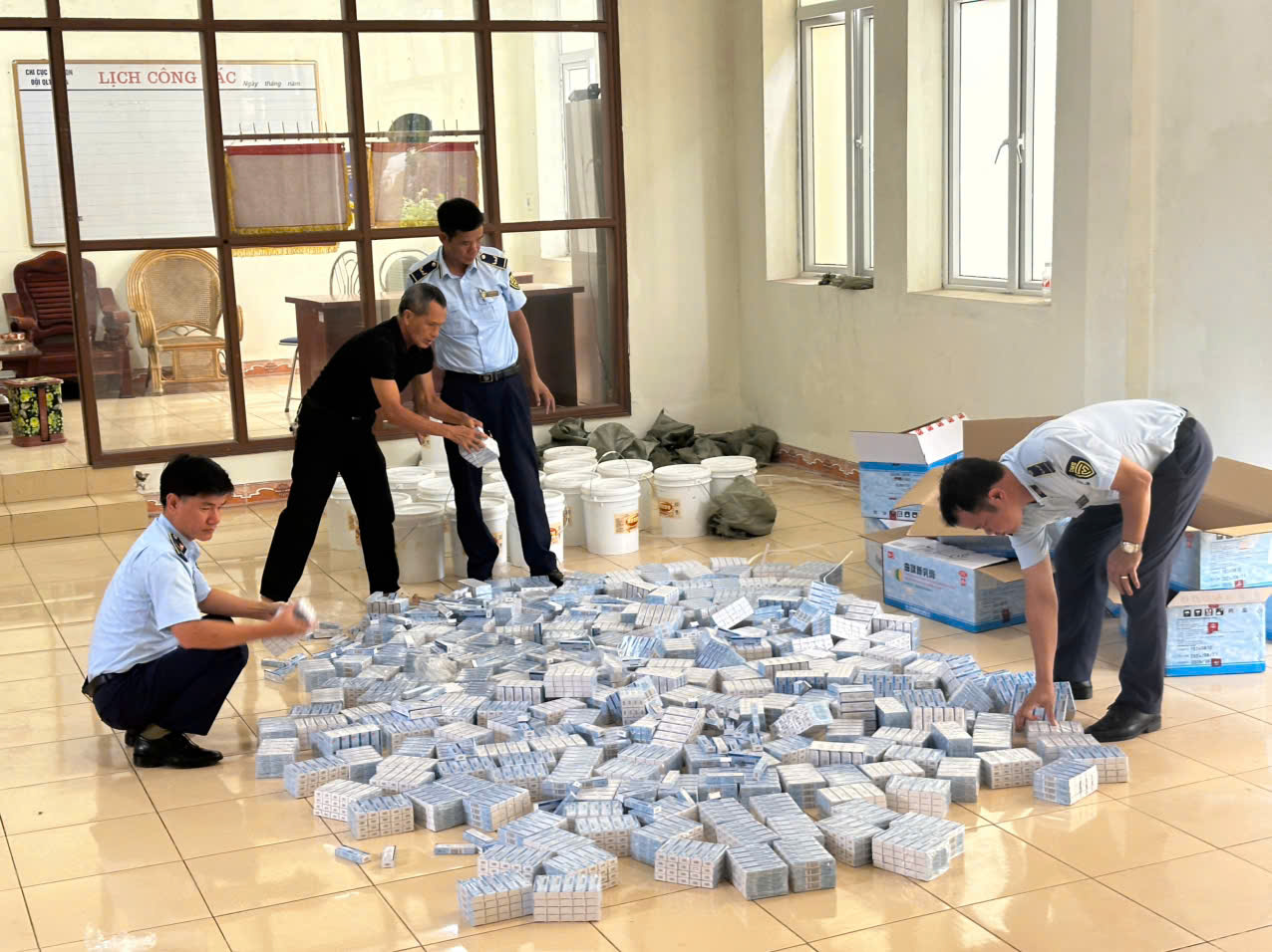 Lực lượng chức năng kiểm đếm thuốc tân dược nhập lậu - Ảnh: Chi cục QLTT Quảng Ninh