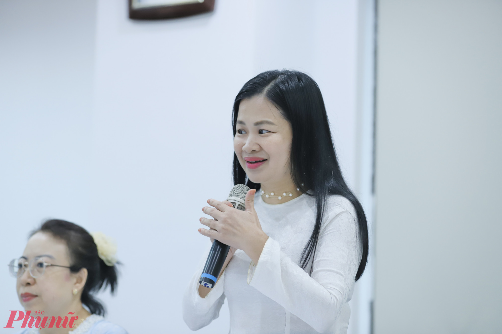 Bà Phạm Thị Vân Anh chia sẻ về tình hình hoạt động của báo thời gian qua