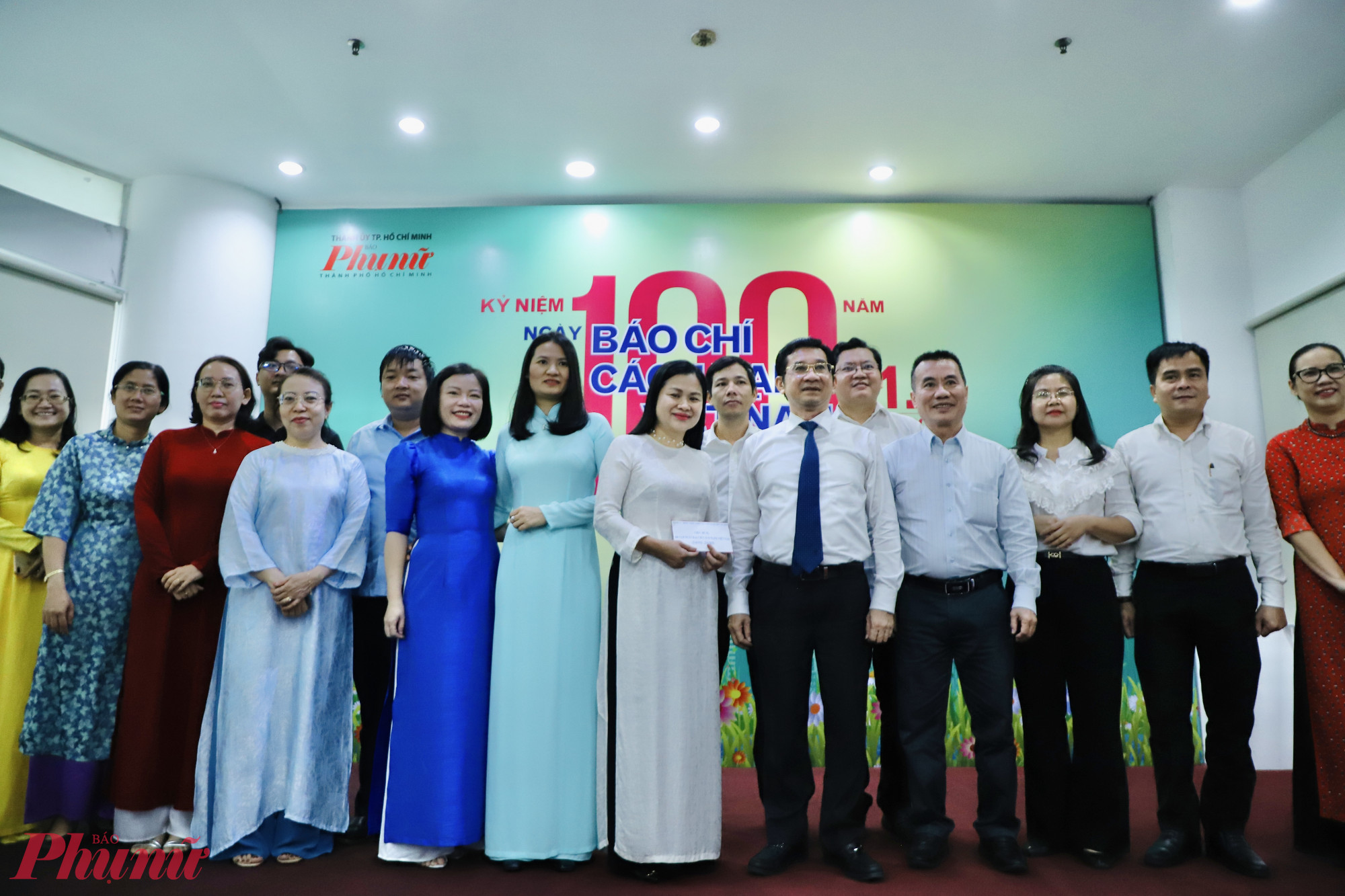 Tập thể Báo Phụ nữ TPHCM chụp ảnh lưu niệm với ông Dương Ngọc Hải