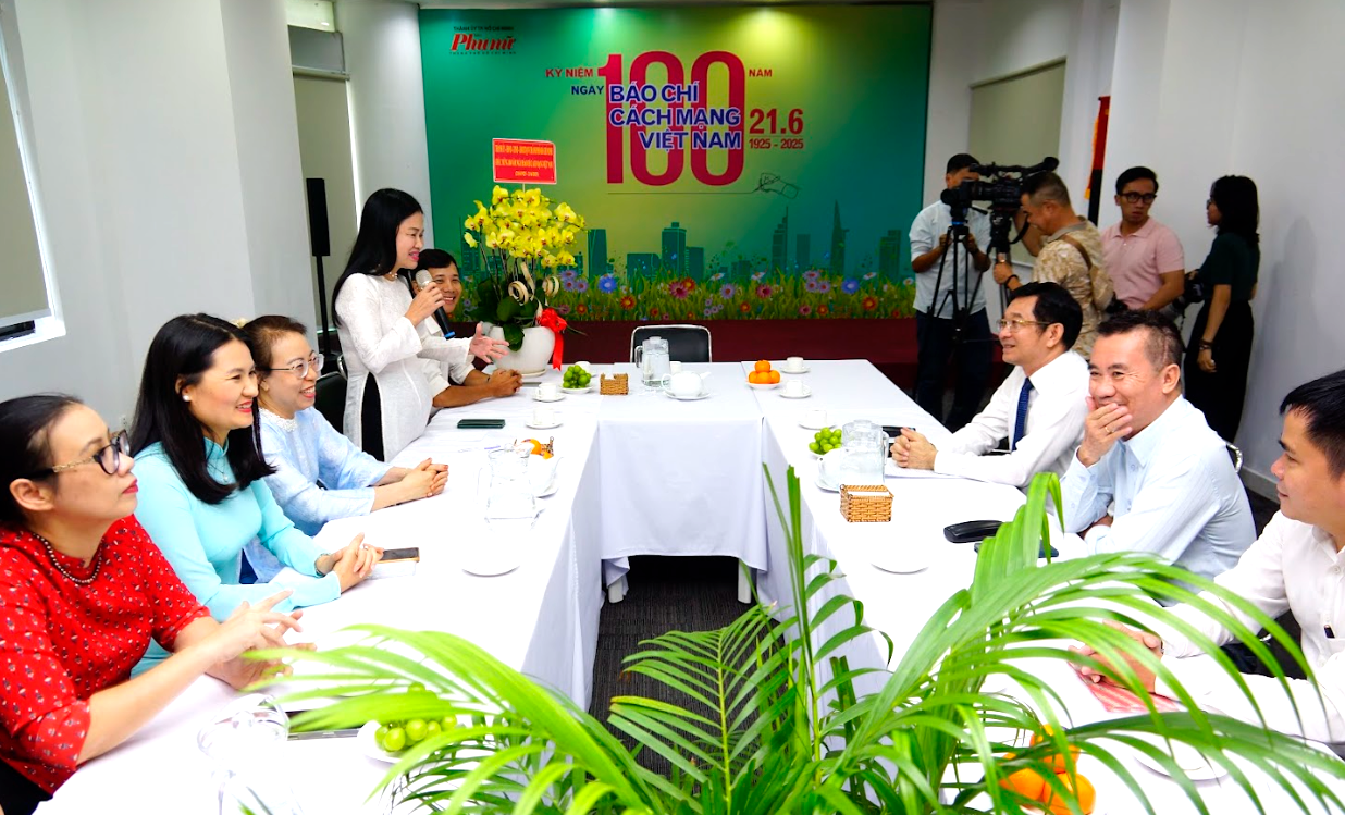 Bà Phạm Thị Vân Anh báo cáo tình hình hoạt động của Báo Phụ nữ trong thời gian qua 