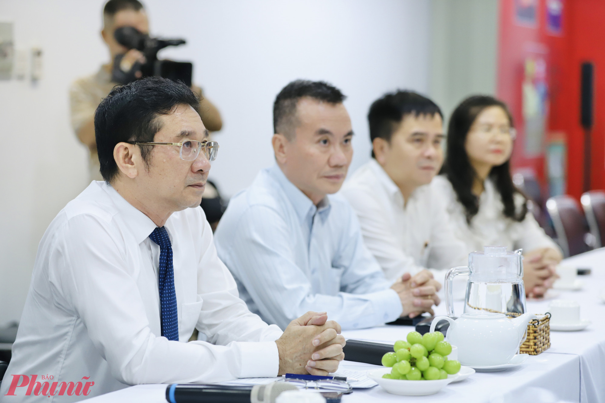 Ông Dương Ngọc Hải và đoàn lắng nghe những chia sẻ về hoạt động của báo thời gian qua
