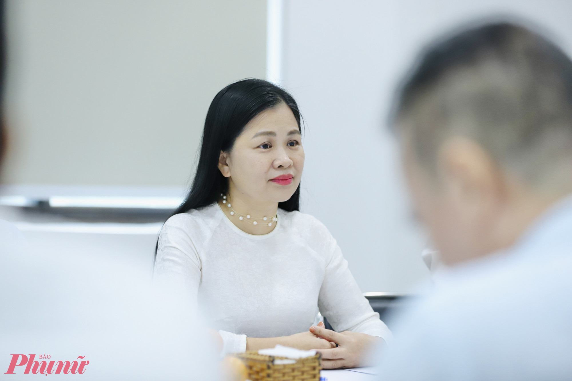 Bà Phạm Thị Vân Anh lắng nghe những kỳ vọng của ông Dương Ngọc Hải dành cho Báo Phụ nữ TPHCM 