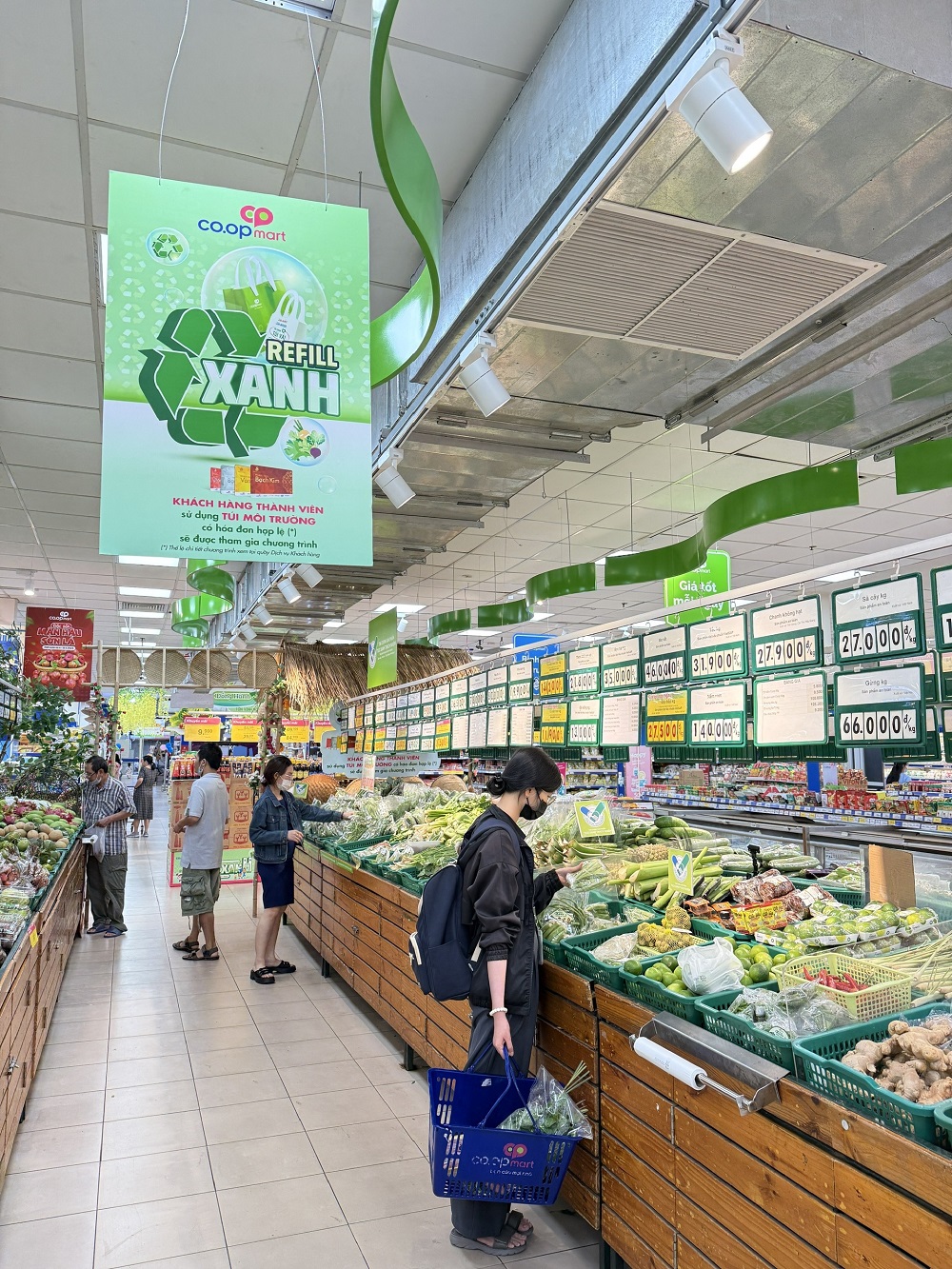 Hơn 2.000 sản phẩm xanh khuyến mãi đậm trong chương trình - Ảnh H.C